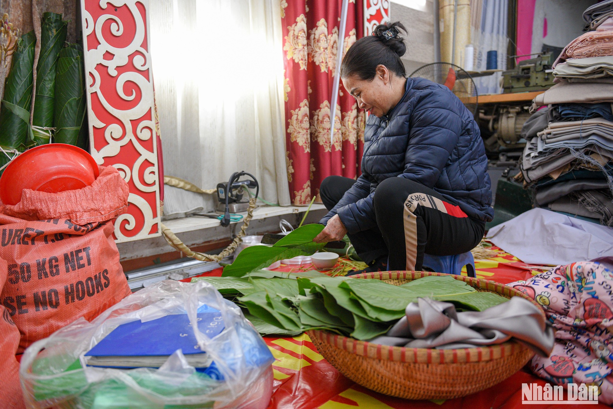 La familia de la señora Son, en la calle Khuong Dinh, elabora pasteles de arroz glutinoso para los vecinos desde hace muchos años. La familia de la señora Son, en la calle Khuong Dinh, elabora pasteles de arroz glutinoso para los vecinos desde hace muchos años.