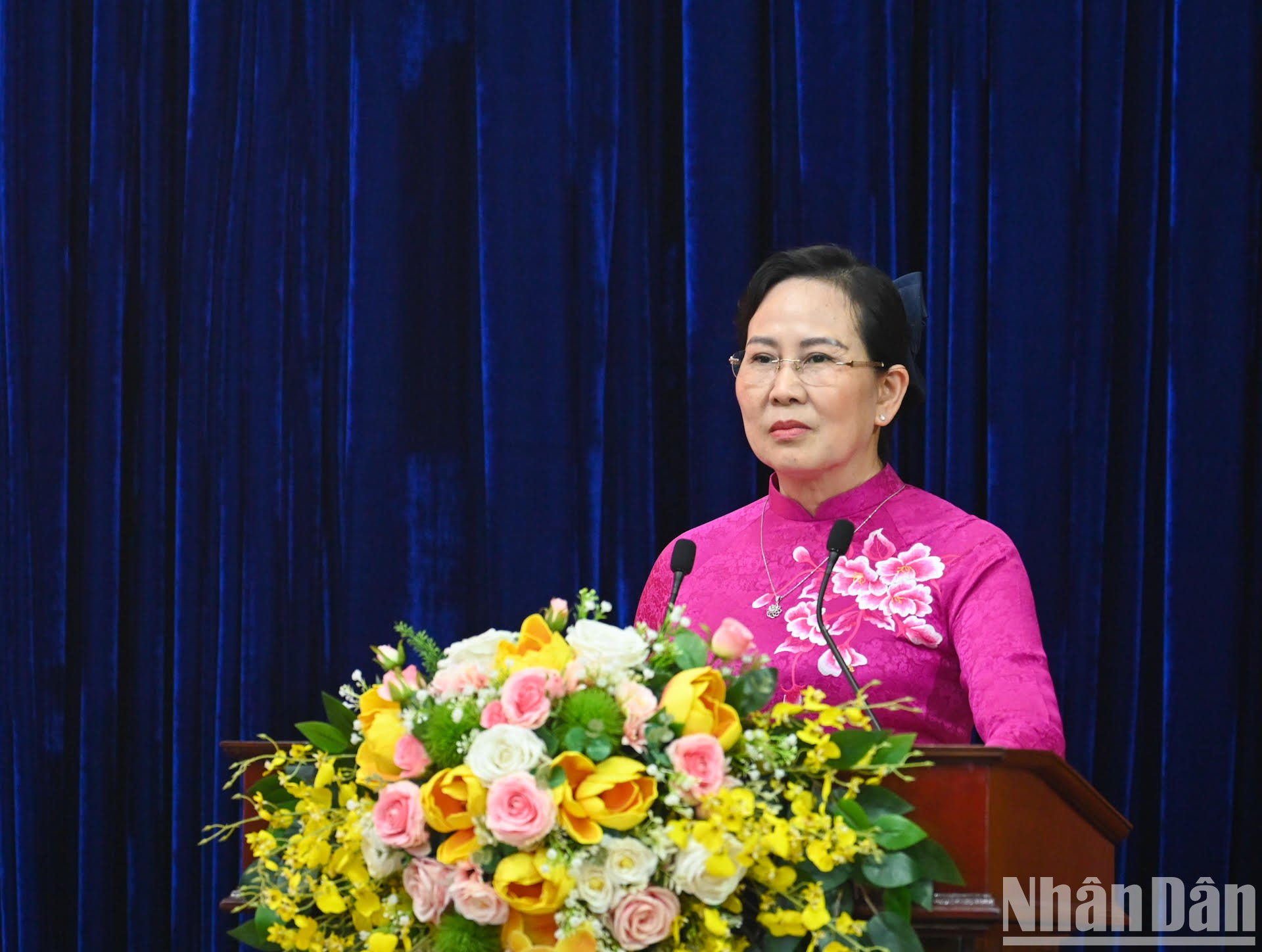 La secretaria del Comité del Partido en Ha Nam, Le Thi Thuy, presenta un informe sobre los resultados de la implementación de la Resolución del 20º Congreso Provincial del Partido, período 2020-2025, la implementación de la Resolución del 13º Congreso del Partido y el desempeño de tareas de desarrollo socioeconómico.