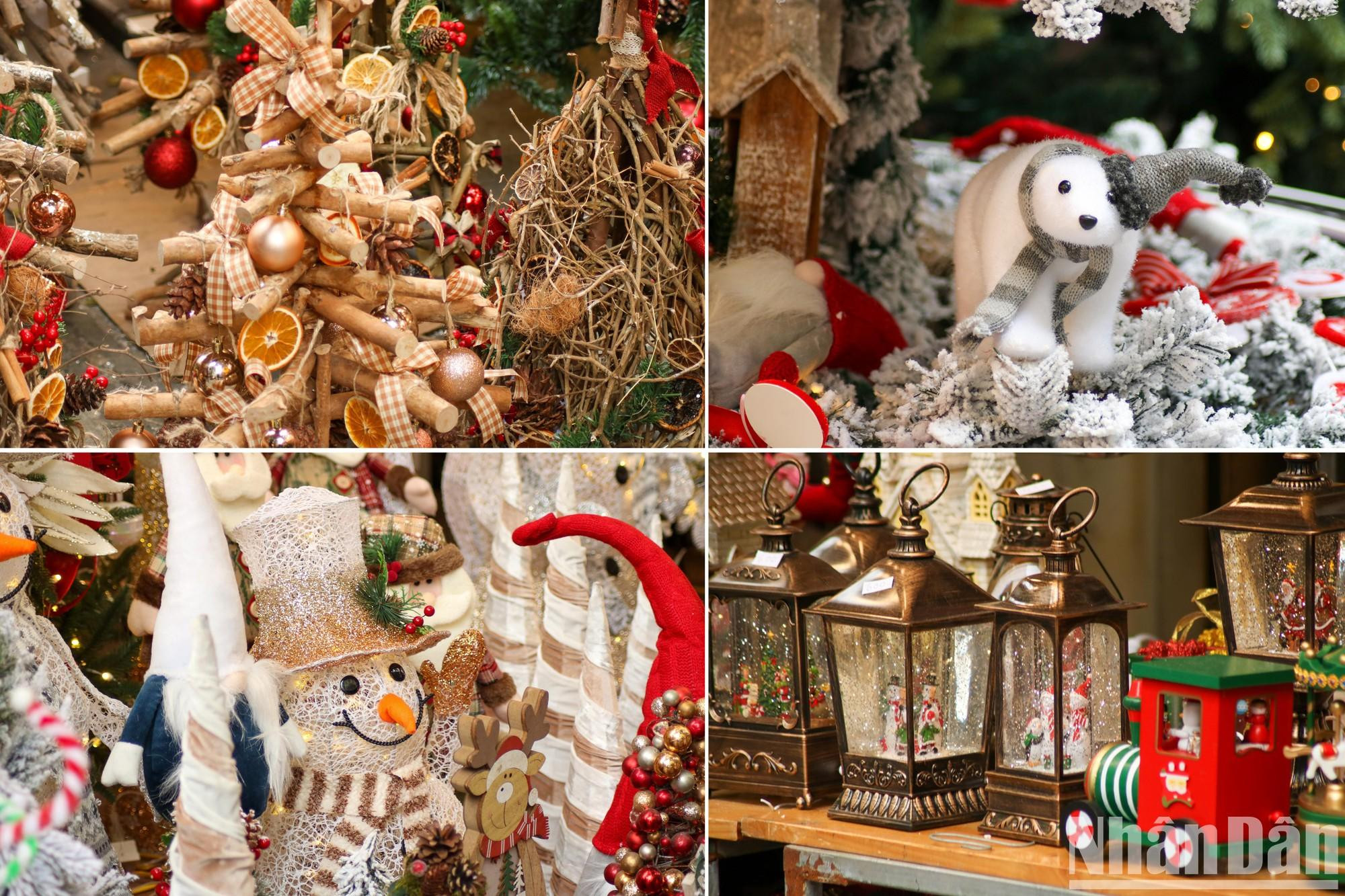 La calle se torna más brillante gracias a los adornos navideños. La calle se torna más brillante gracias a los adornos navideños.