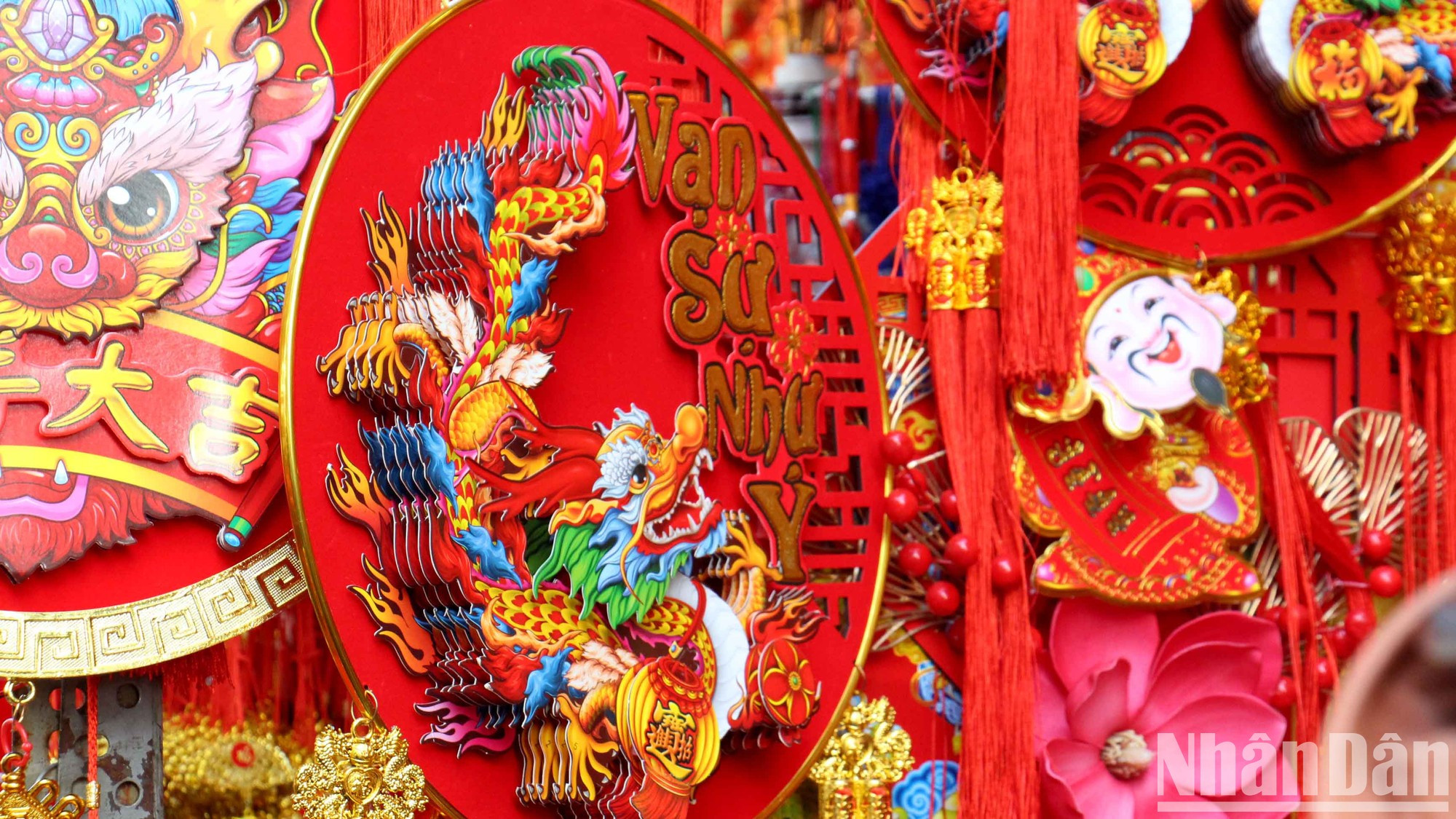 La mayoría de los artículos tiene forma de dragón o luce símbolos alusivos a ese animal mitológico porque este año estará regido por el dragón. La mayoría de los artículos tiene forma de dragón o luce símbolos alusivos a ese animal mitológico porque este año estará regido por el dragón.