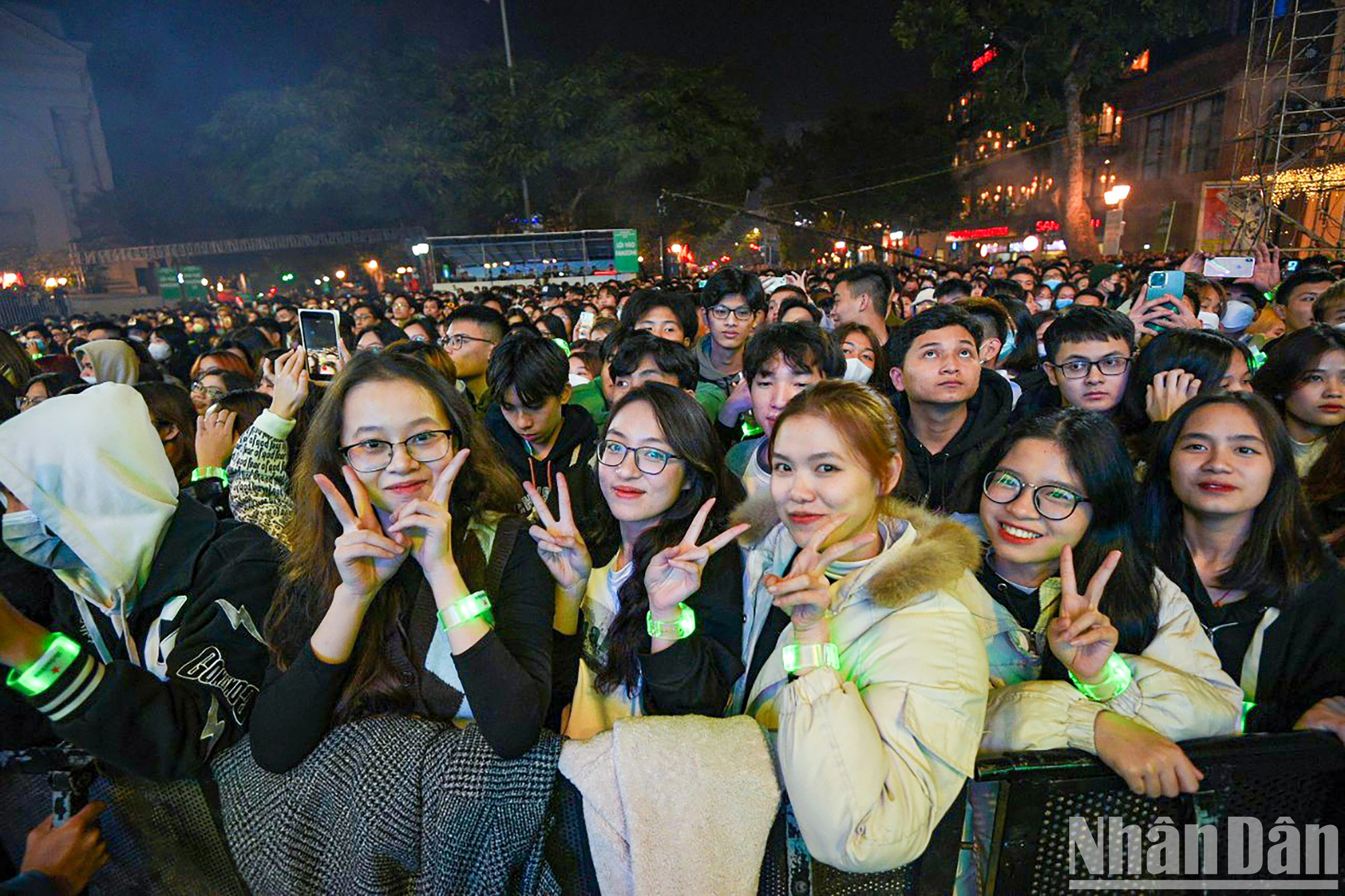 Miles de personas, la mayoría jóvenes, acudieron a las primeras horas de la noche a la zona alrededor del lago Hoan Kiem para presenciar los espectáculos.
