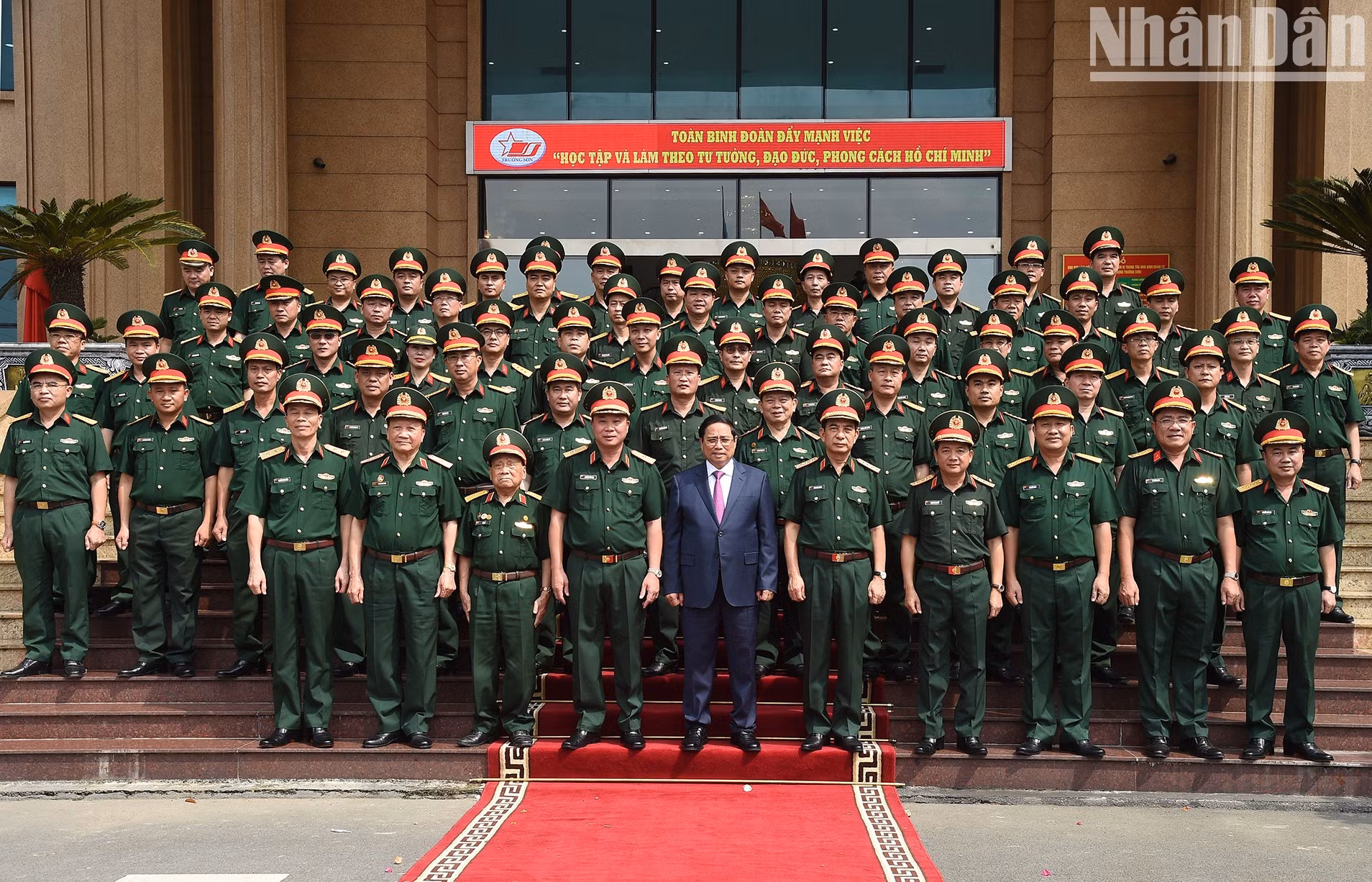 Pham Minh Chinh con los oficiales, soldados y trabajadores del 12o Cuerpo.