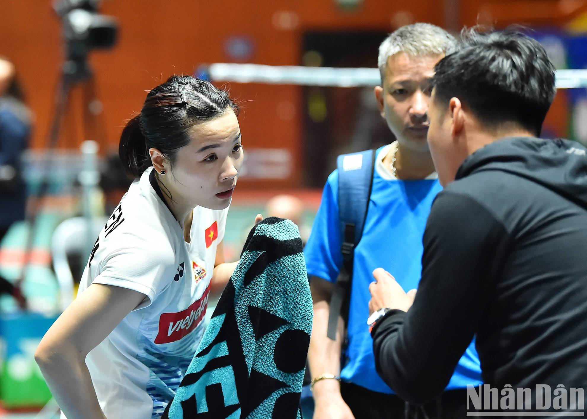 Los ajustes razonables y oportunos del entrenador ayudaron a Thuy Linh a recuperar la confianza en el tercer set. Los ajustes razonables y oportunos del entrenador ayudaron a Thuy Linh a recuperar la confianza en el tercer set.