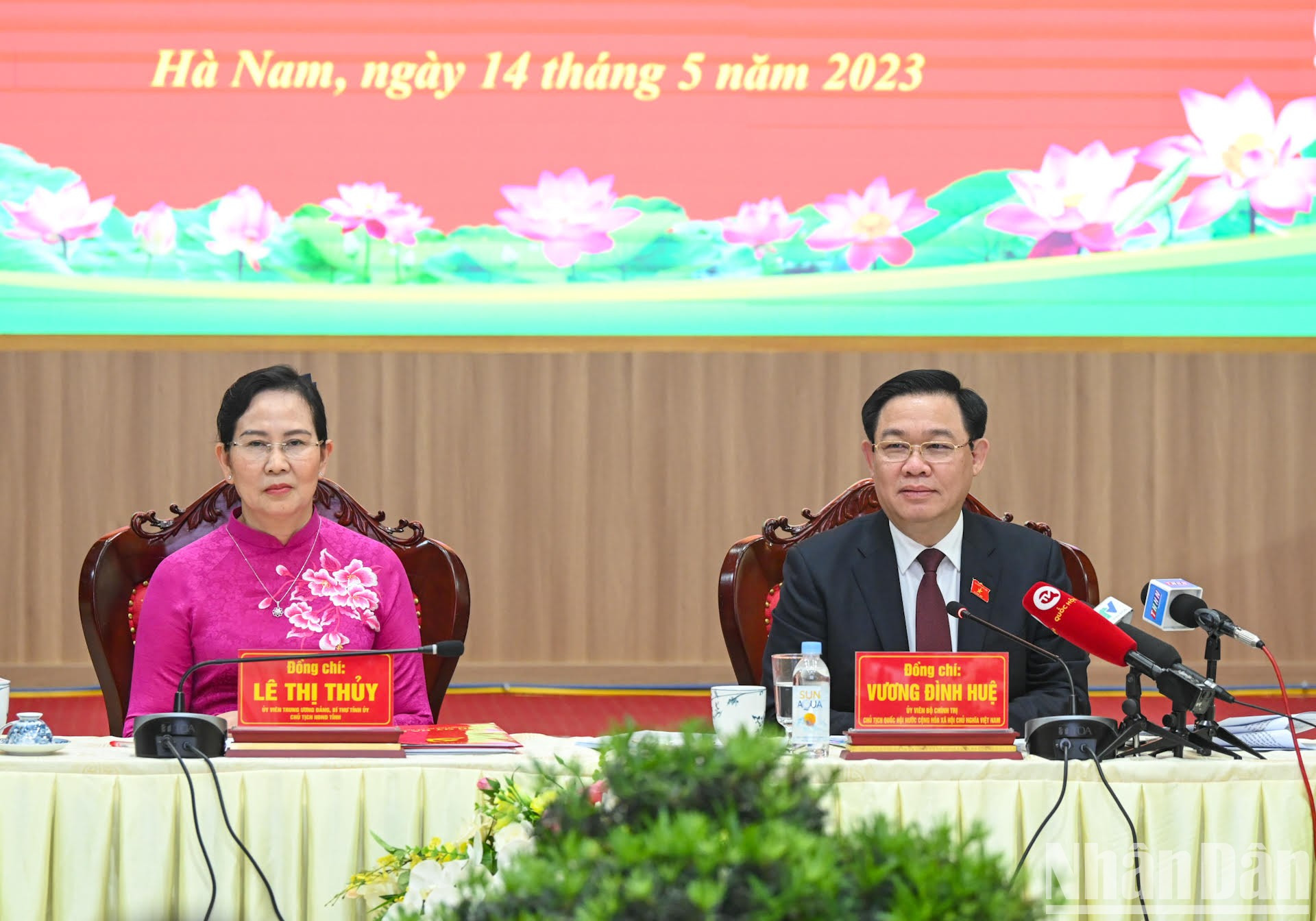 Vuong Dinh Hue y Le Thi Thuy en la sesión de trabajo.