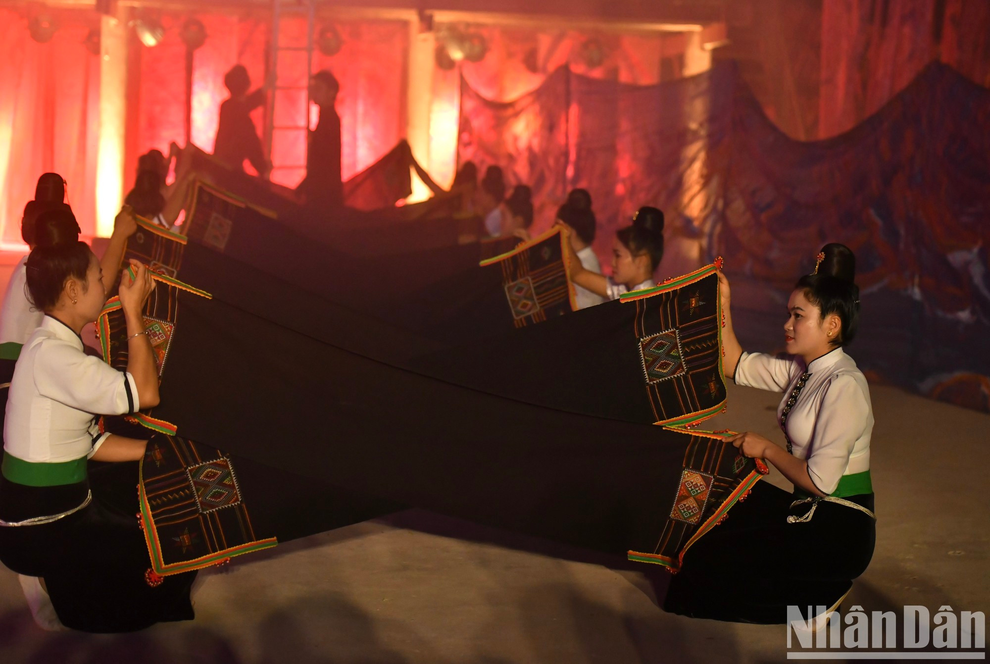 Una escena del acto II, que cuenta la leyenda del pañuelo “Pieu" y la flor “Ban". Una escena del acto II, que cuenta la leyenda del pañuelo “Pieu" y la flor “Ban".