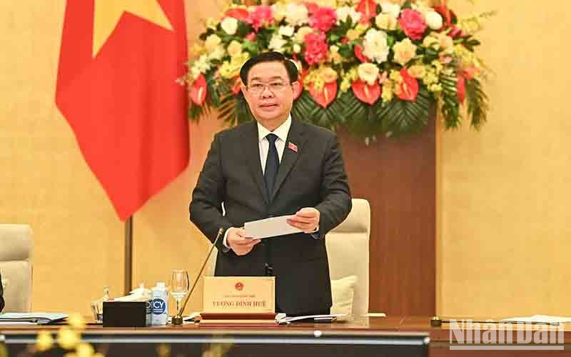 E El presidente de la Asamblea Nacional Vuong Dinh Hue inaugura la reunión.