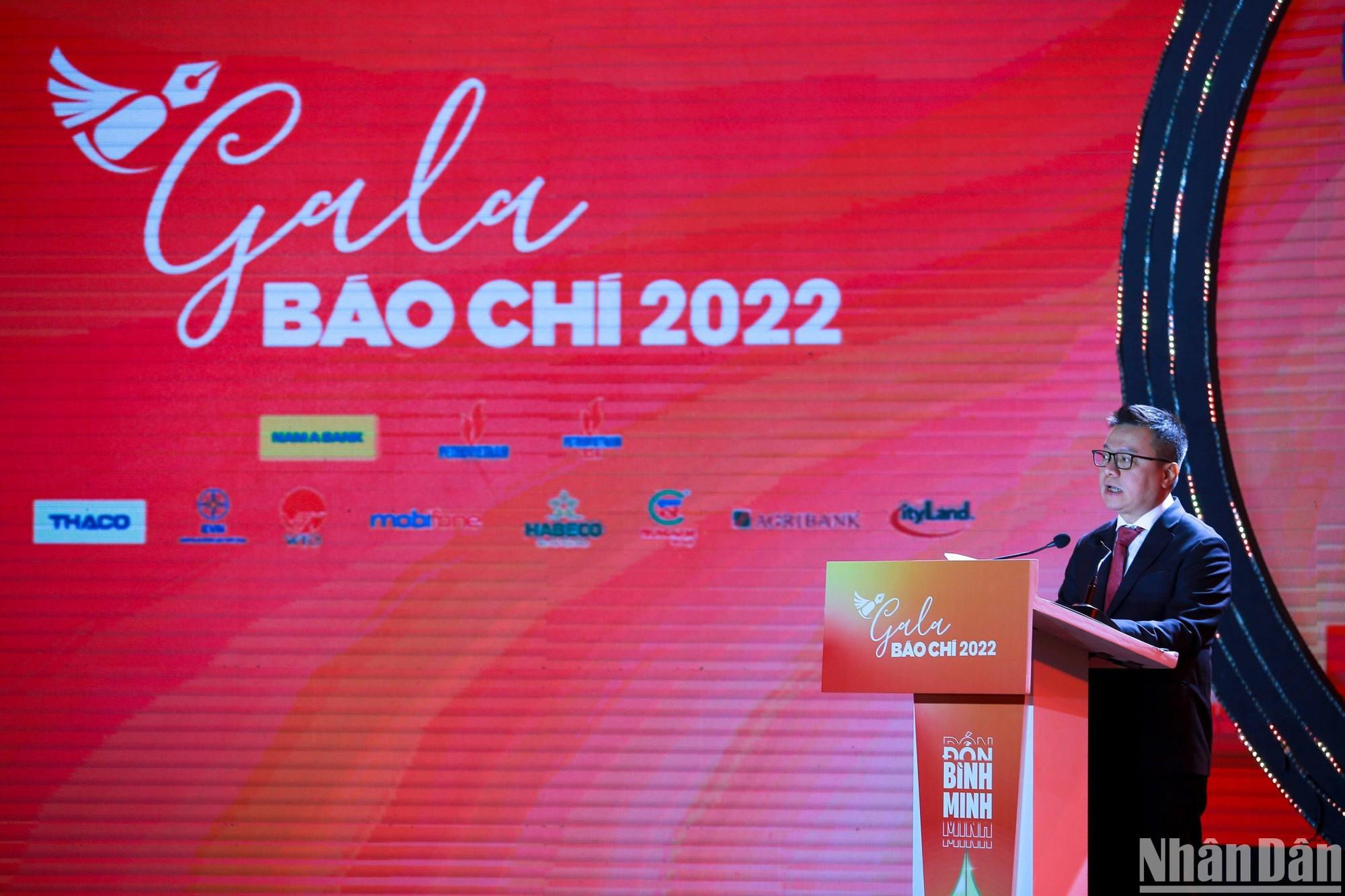 Interviene en el evento Le Quoc Minh, miembro del Comité Central del Partido Comunista de Vietnam, presidente-editor de Nhan Dan, subjefe de la Comisión de Comunicación y Educación del CC y presidente de la Asociación de Periodistas de Vietnam.