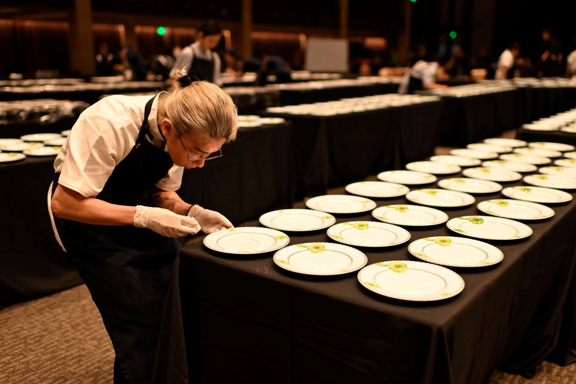 La famosa Guía Michelin publicó anoche una lista de 103 restaurantes y bistrós merecedoras de estrellas en Hanói y Ciudad Ho Chi Minh.