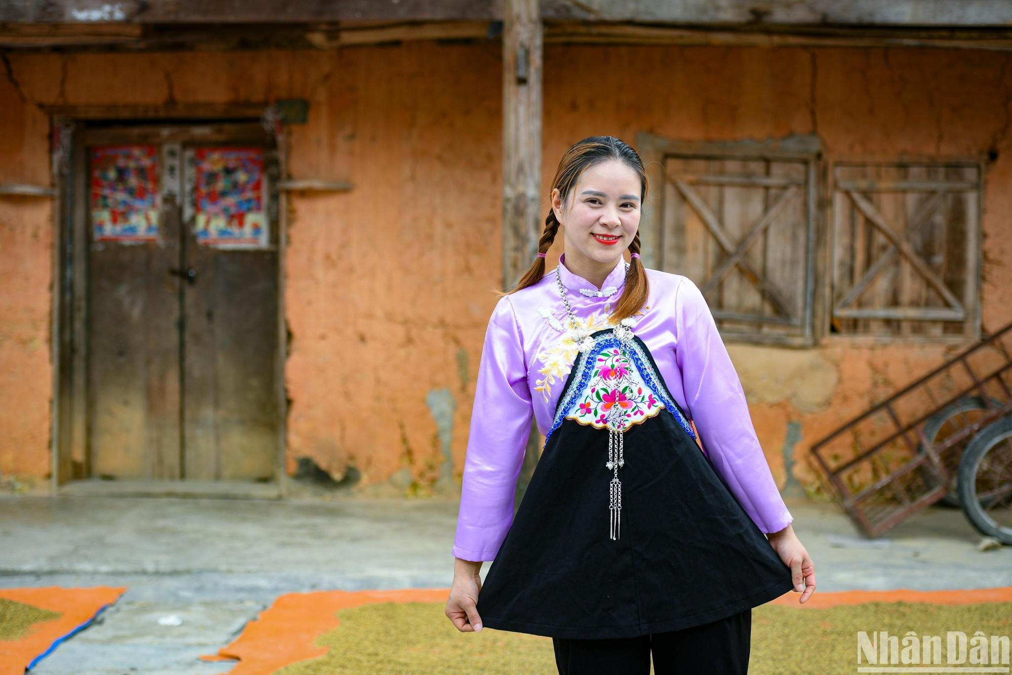 Una chica Hoa con su traje tradicional.