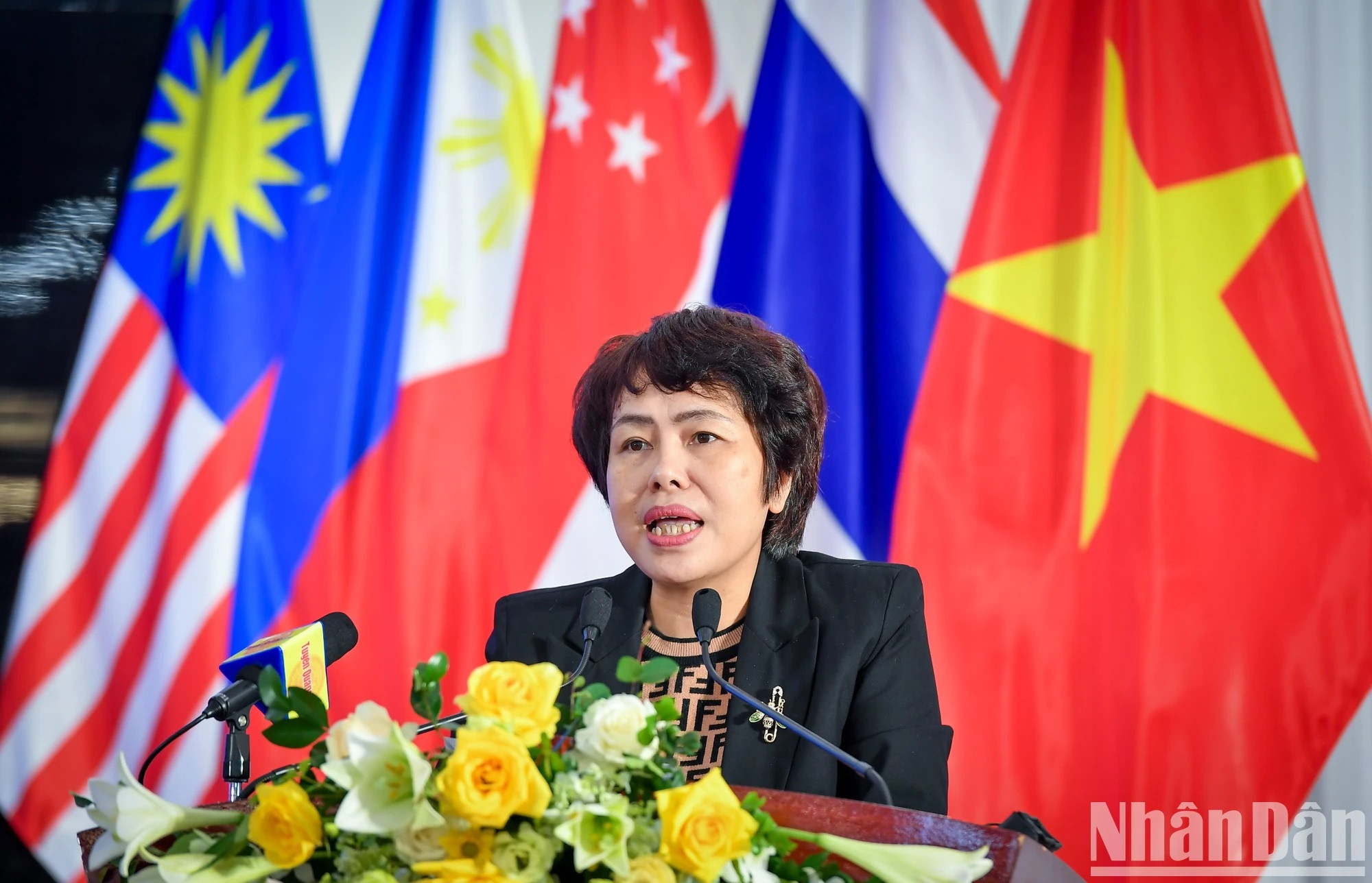 La subjefa de la Agencia de Periodismo del Ministerio de Información y Comunicación, Dang Thi Phuong Thai, presenta una ponencia sobre la estrategia de transformación digital en Vietnam. La subjefa de la Agencia de Periodismo del Ministerio de Información y Comunicación, Dang Thi Phuong Thai, presenta una ponencia sobre la estrategia de transformación digital en Vietnam.