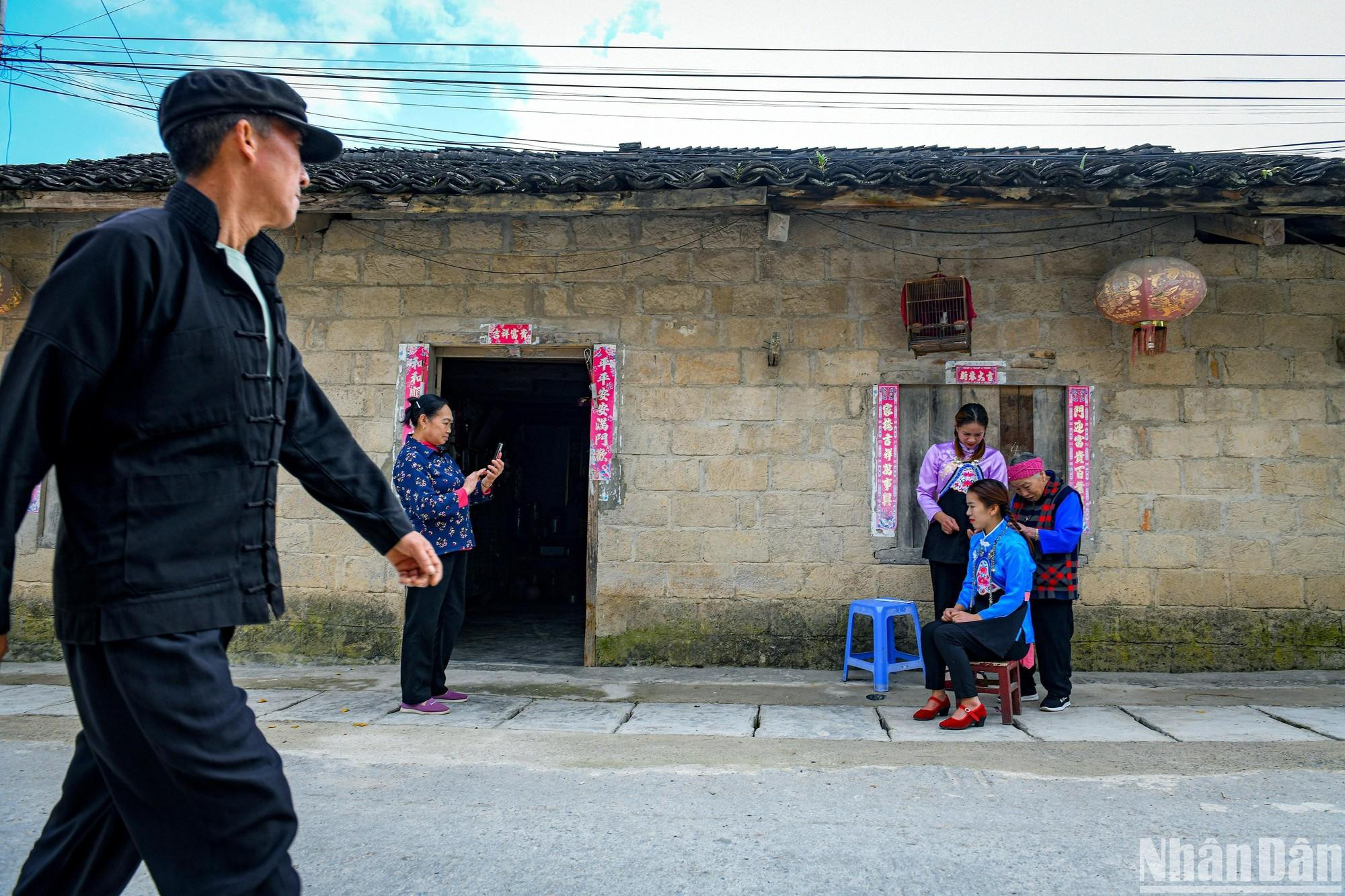 La vida de los Hoa está vinculada con los campos de maíz y papa y otros quehaceres agrícolas.