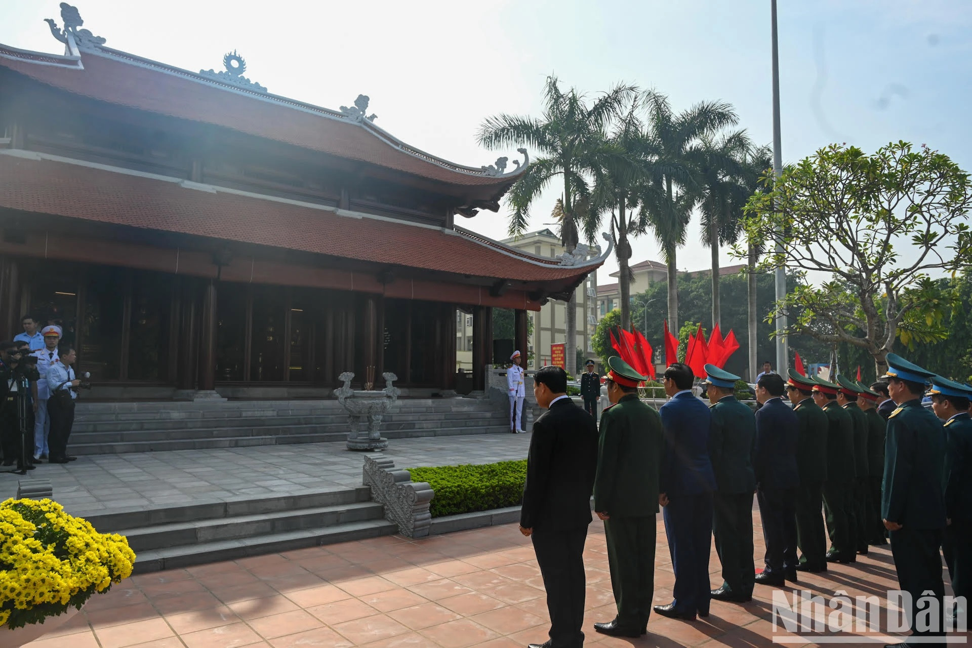 Hue y los oficiales rinden homenaje al Presidente Ho Chi Minh y los mártires de la Fuerza.