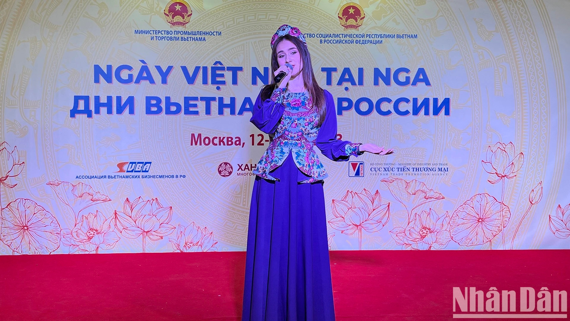 En el espectáculo también participan artistas rusos, quienes dicen sentirse impresionados por los bailes vietnamitas.