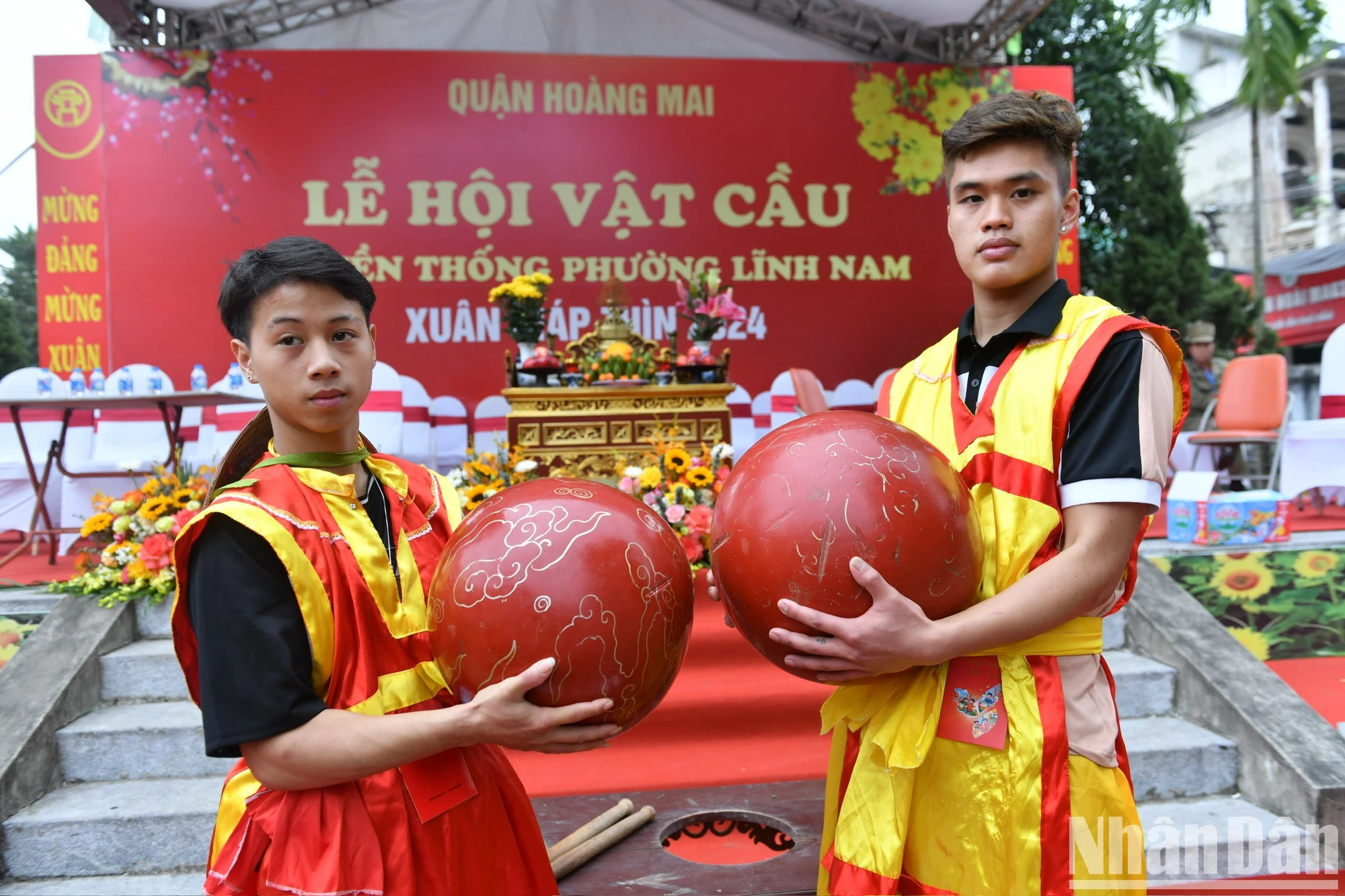 Los balones hechos de madera de jaca pesan de 8 a 12 kilogramos, dependiendo de la edad de los jugadores.