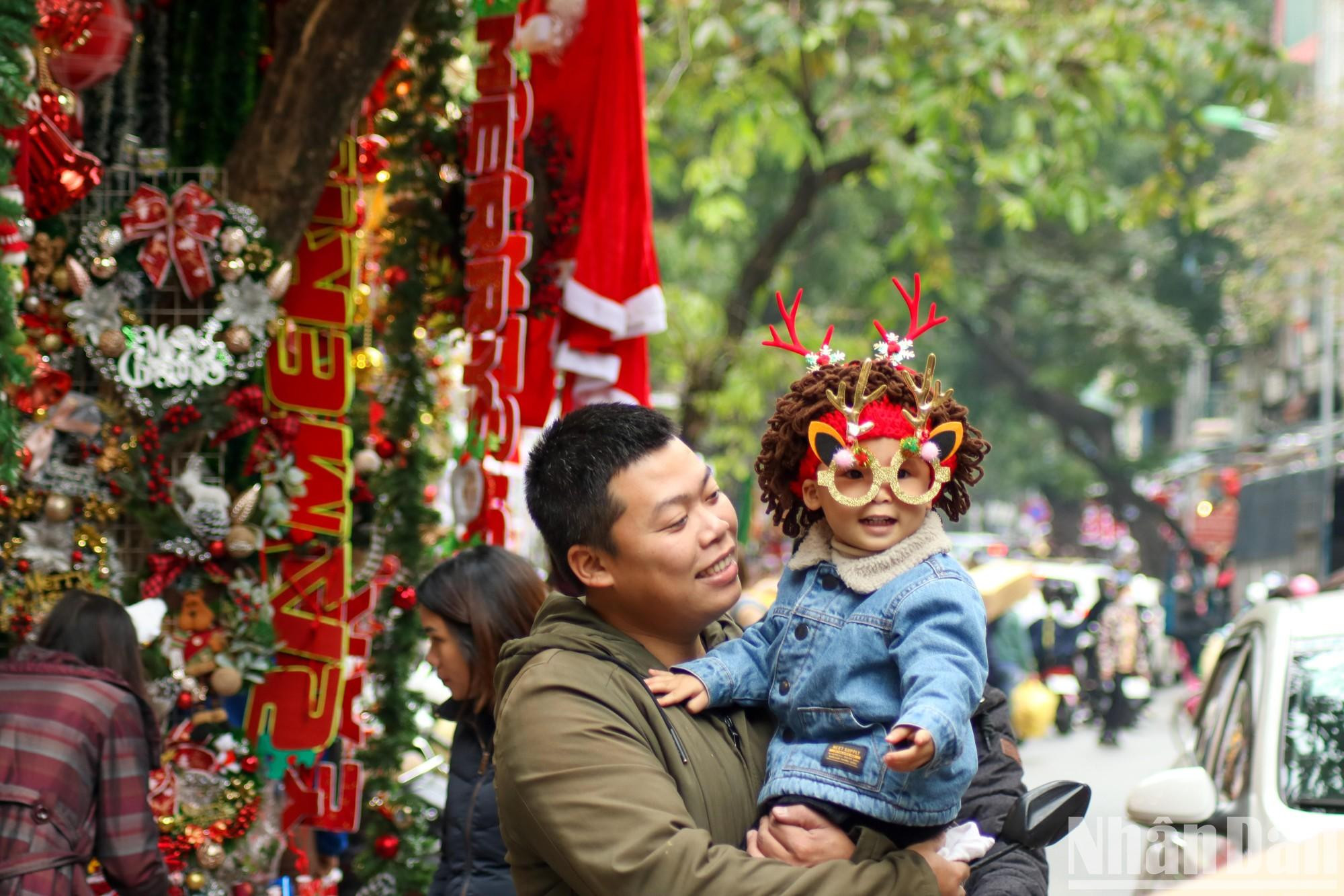 Niños disfrutan del ambiente navideño en la capital. Niños disfrutan del ambiente navideño en la capital.
