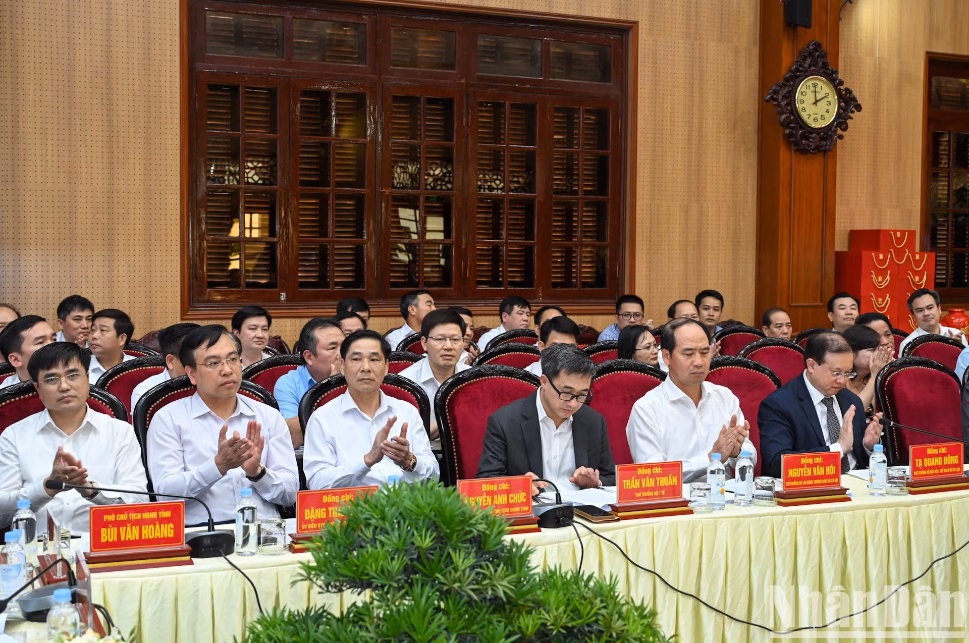 Los delegados en la reunión. Los delegados en la reunión.