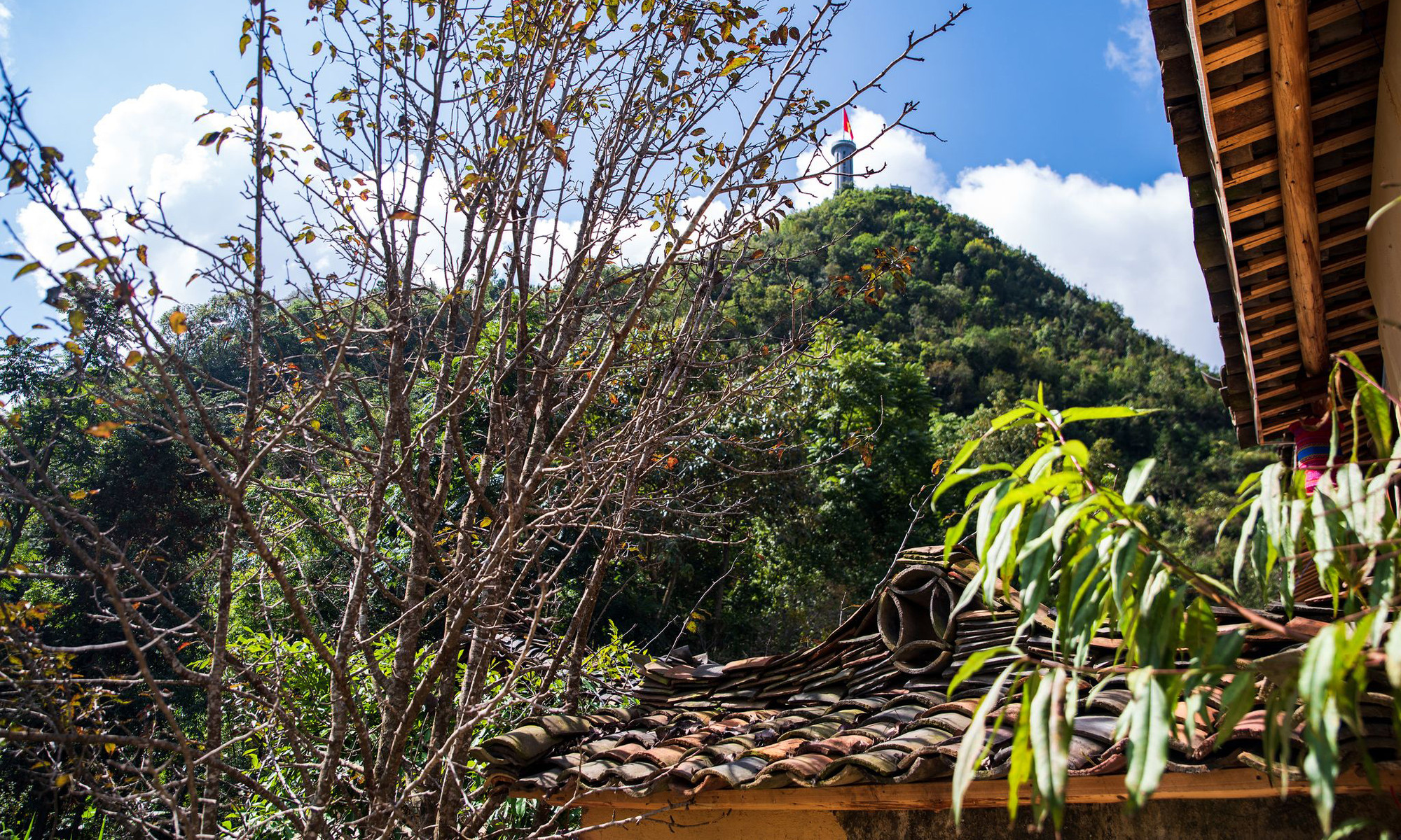 Situado a los pies de la Torre de la Bandera de Lung Cu, Pa Then se considera un destino conveniente para contemplar el amanecer en el extremo norte del país. Situado a los pies de la Torre de la Bandera de Lung Cu, Pa Then se considera un destino conveniente para contemplar el amanecer en el extremo norte del país.
