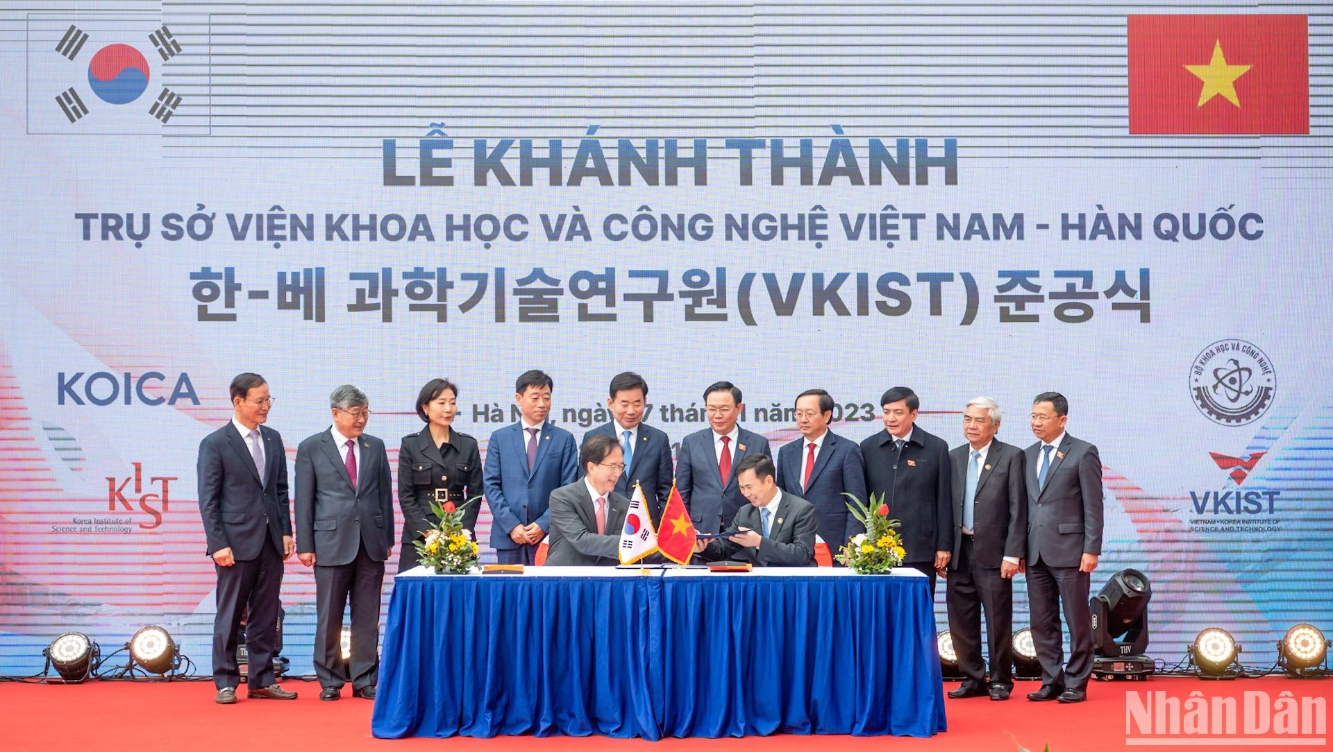 Los dos dirigentes presencian la firma del acta de entrega del establecimiento. Los dos dirigentes presencian la firma del acta de entrega del establecimiento.