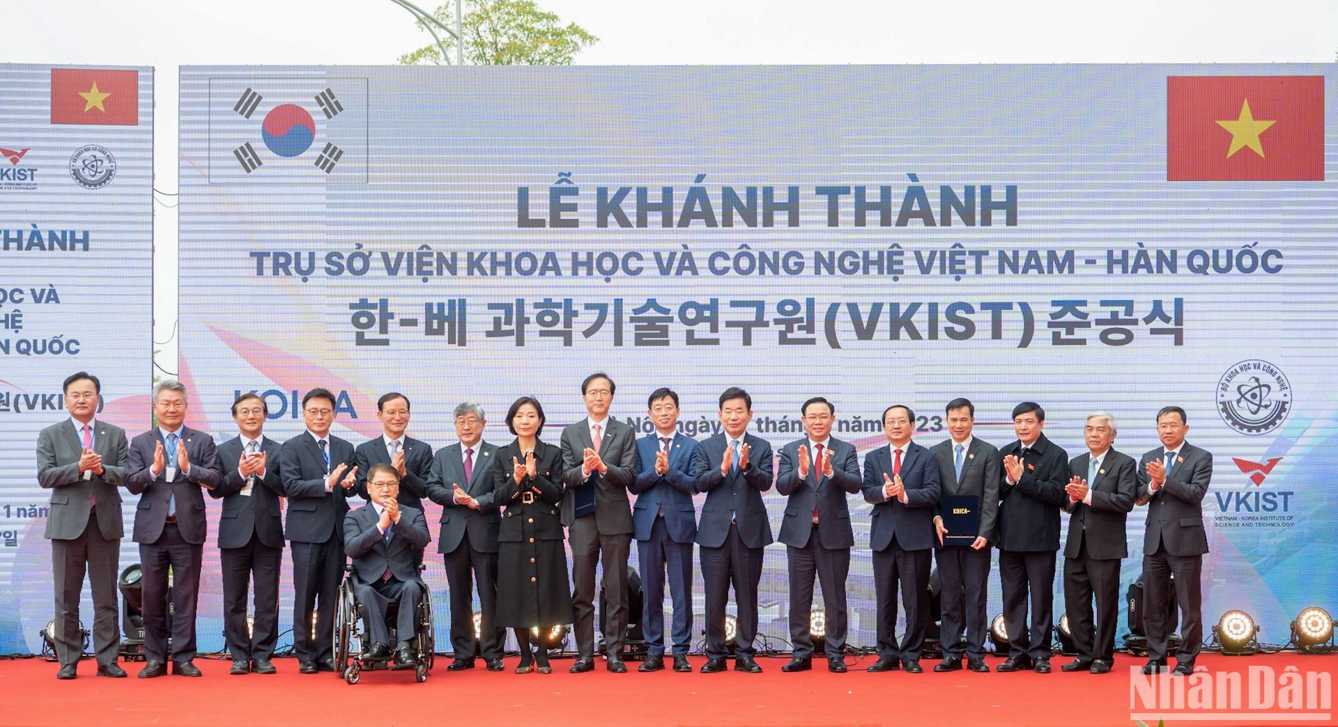 Dinh Hue y Jin-pyo posan junto con otros participantes. Dinh Hue y Jin-pyo posan junto con otros participantes.