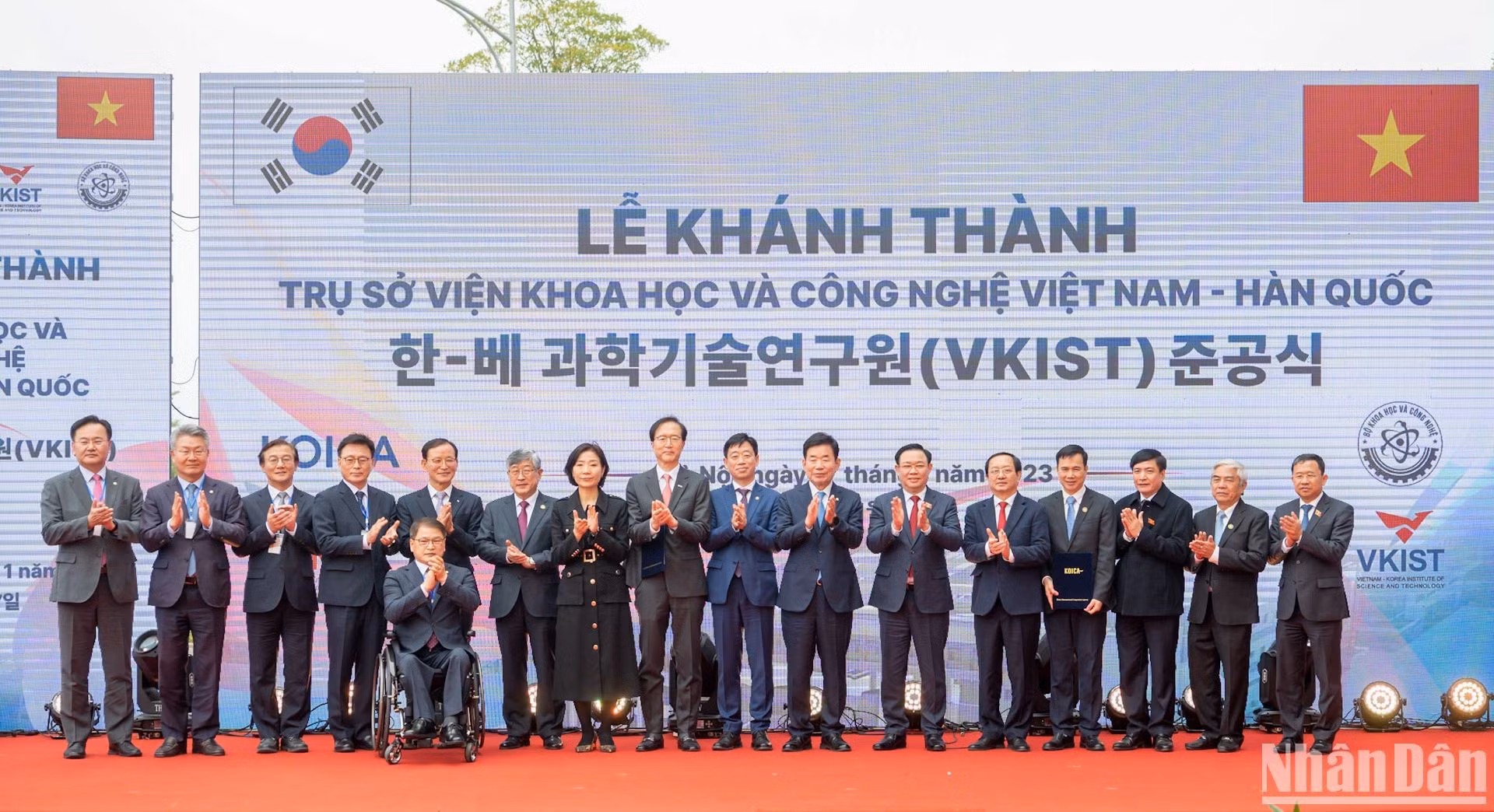 Dinh Hue y Jin-pyo posan junto con otros participantes.