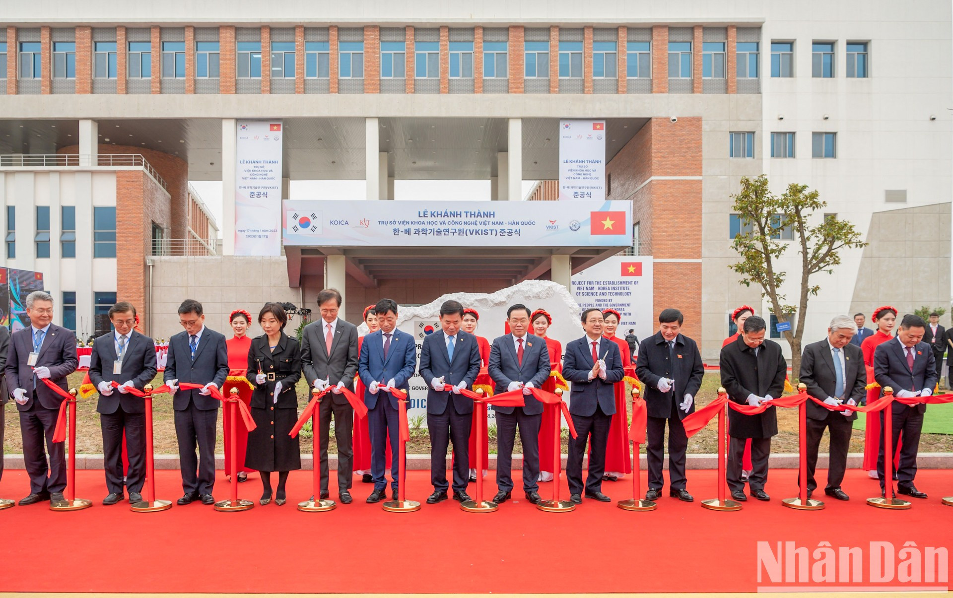 Los dos titulares del Legislativo y otros delegados en la ceremonia. Los dos titulares del Legislativo y otros delegados en la ceremonia.