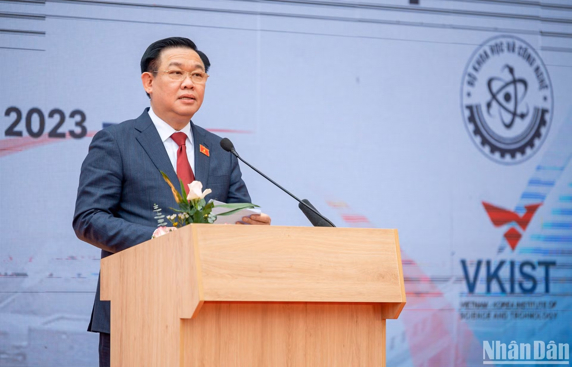 El presidente de la Asamblea Nacional de Vietnam interviene en el acto.