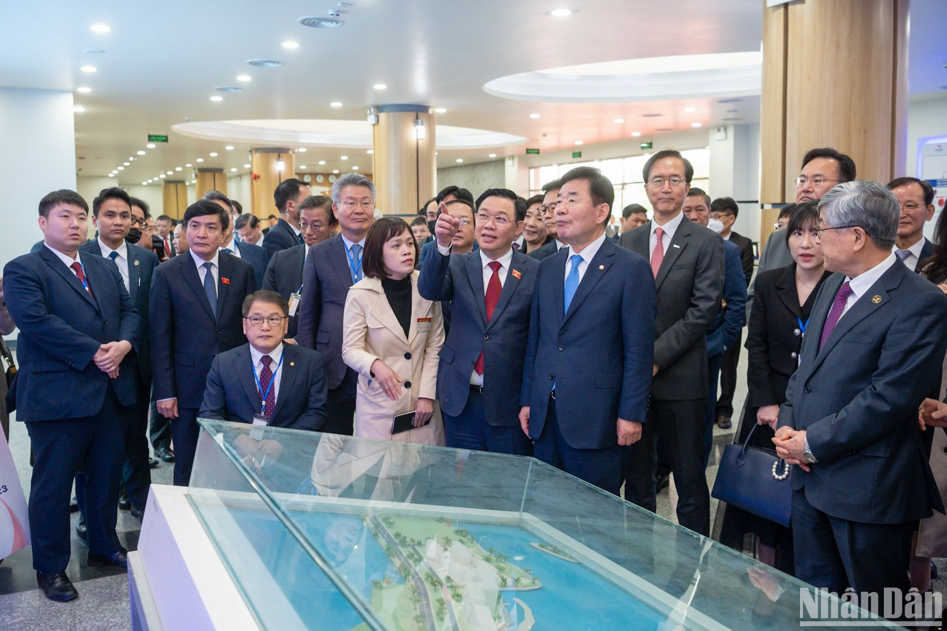 Los delegados recorren el recinto del instituto. Los delegados recorren el recinto del instituto.