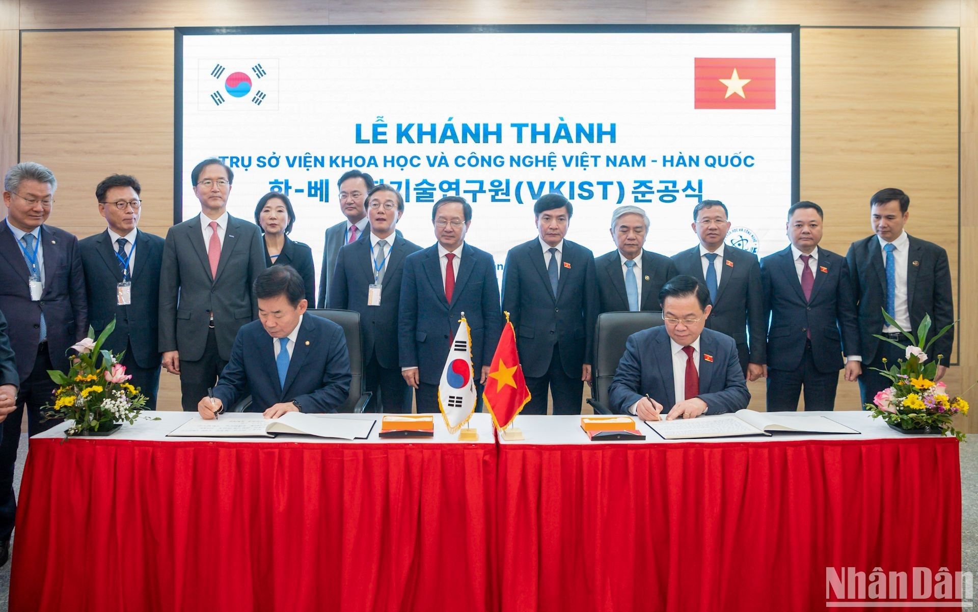 Los jefes parlamentarios escriben en el libro de visita del sitio. Los jefes parlamentarios escriben en el libro de visita del sitio.