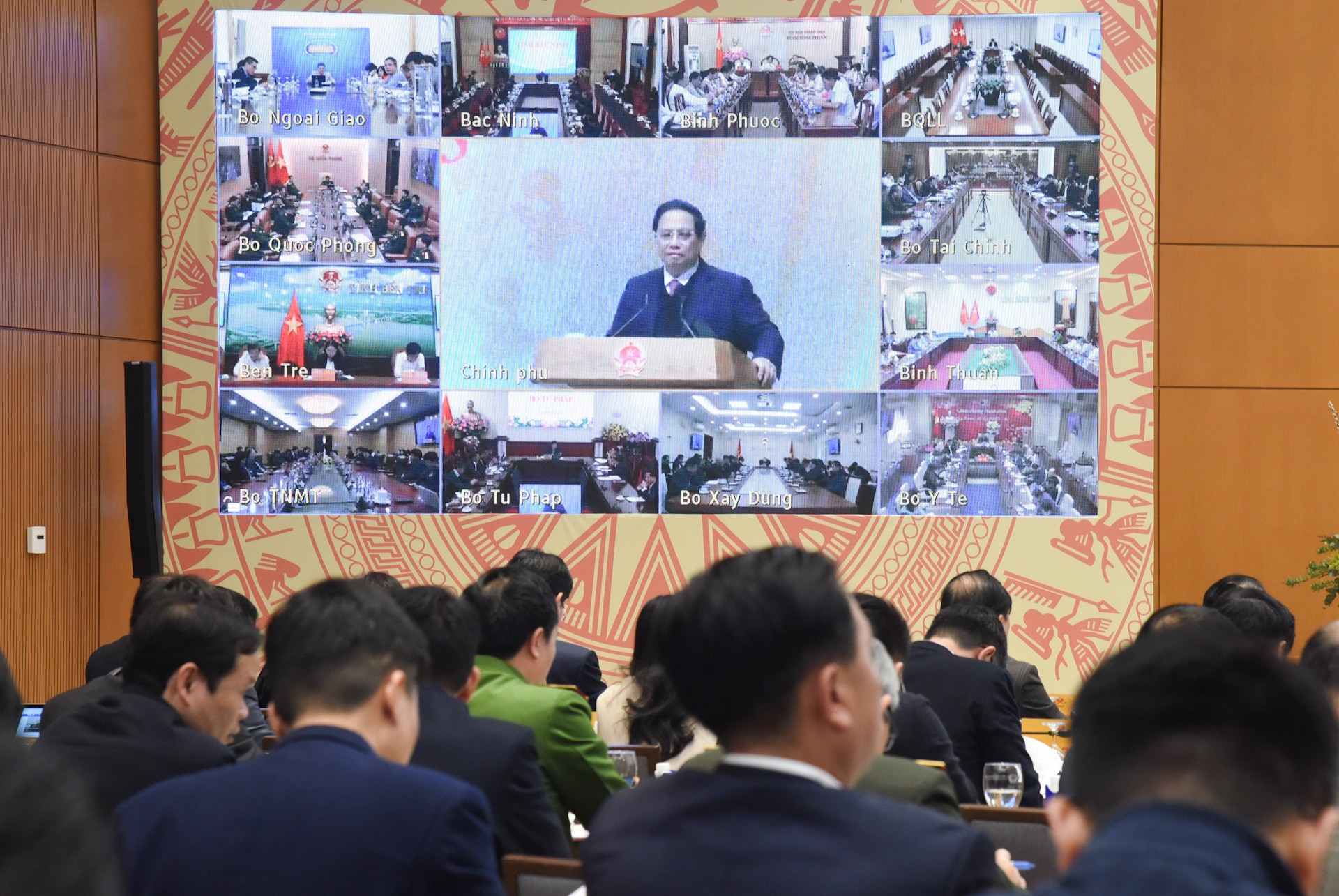 La reunión es transmitida en vivo desde la sede del Gobierno, en Hanói, a las localidades.