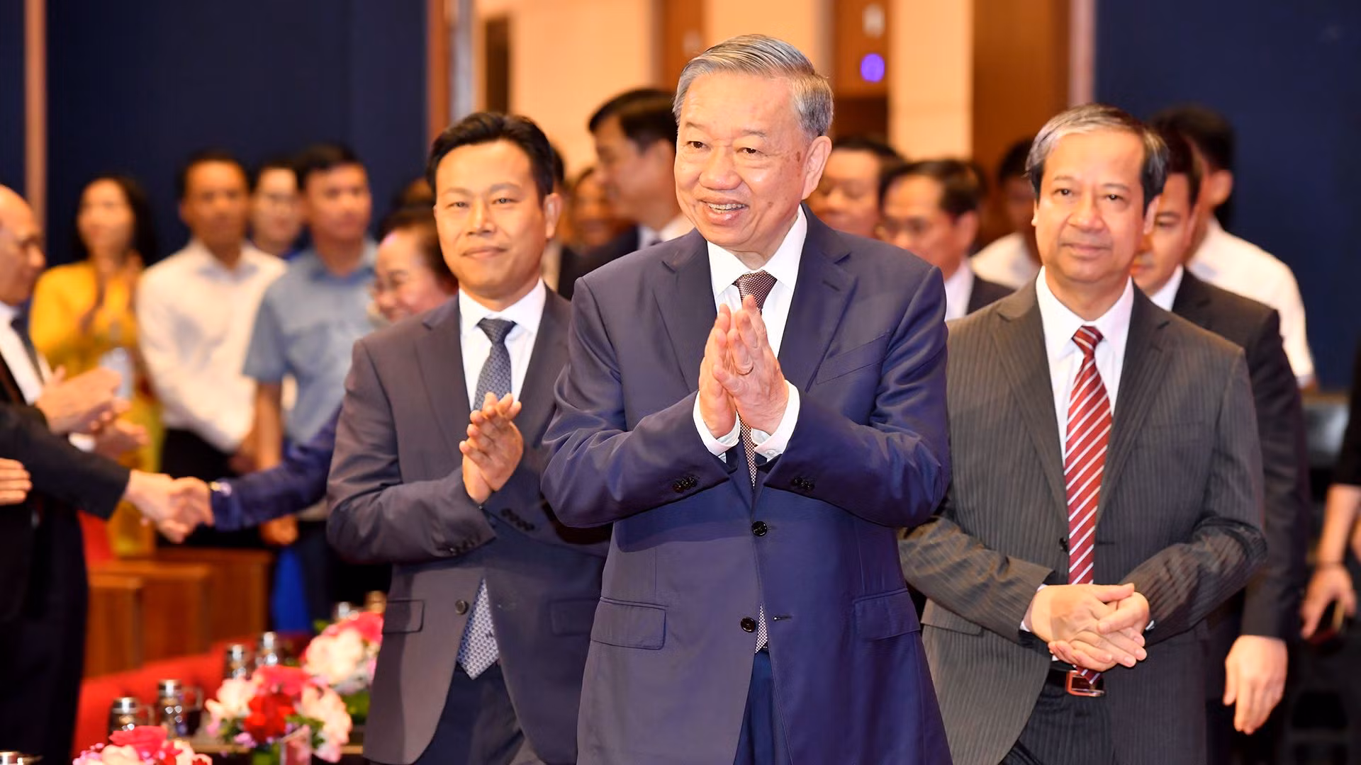 [Foto] Dirigente vietnamita se reúne con docentes y gestores educativos en ocasión del Día Nacional del Maestro