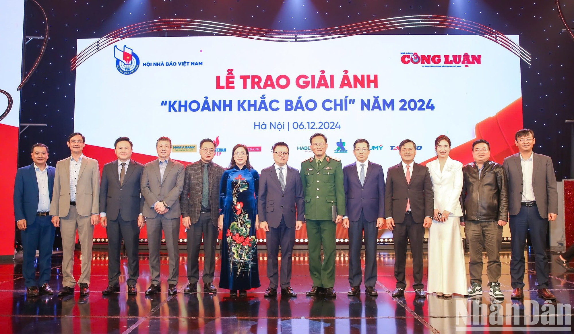 Los delegados al evento posan para fotos. Los delegados al evento posan para fotos.