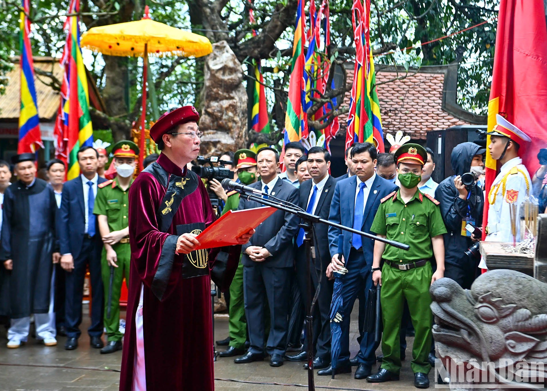 El presidente del Comité Popular de Phu Tho, Bui Van Quang, lee un panegírico en honor de los méritos de los Reyes Hung.
