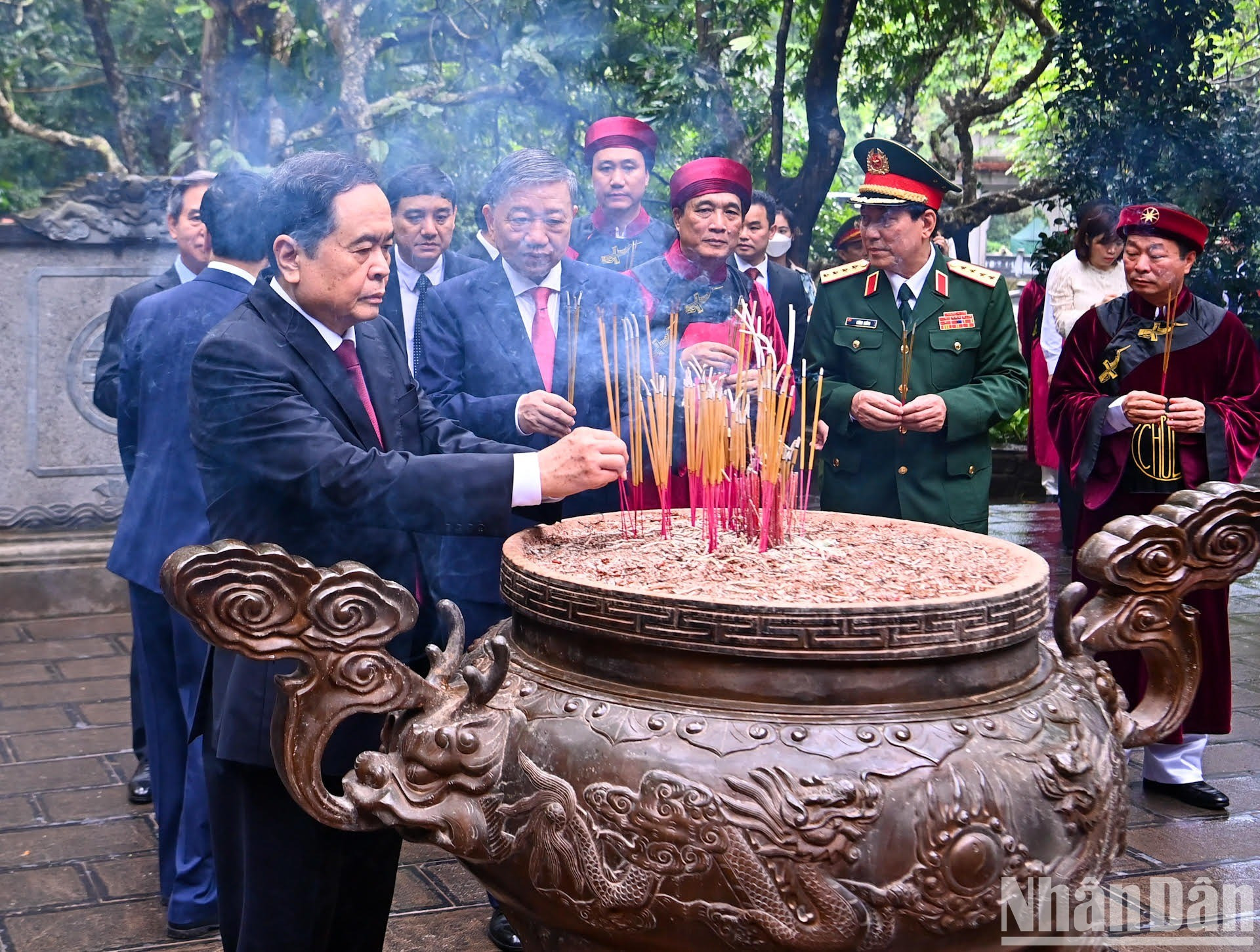 El vicepresidente permanente de la Asamblea Nacional, Tran Thanh Man, y otros delegados colocan inciensos.