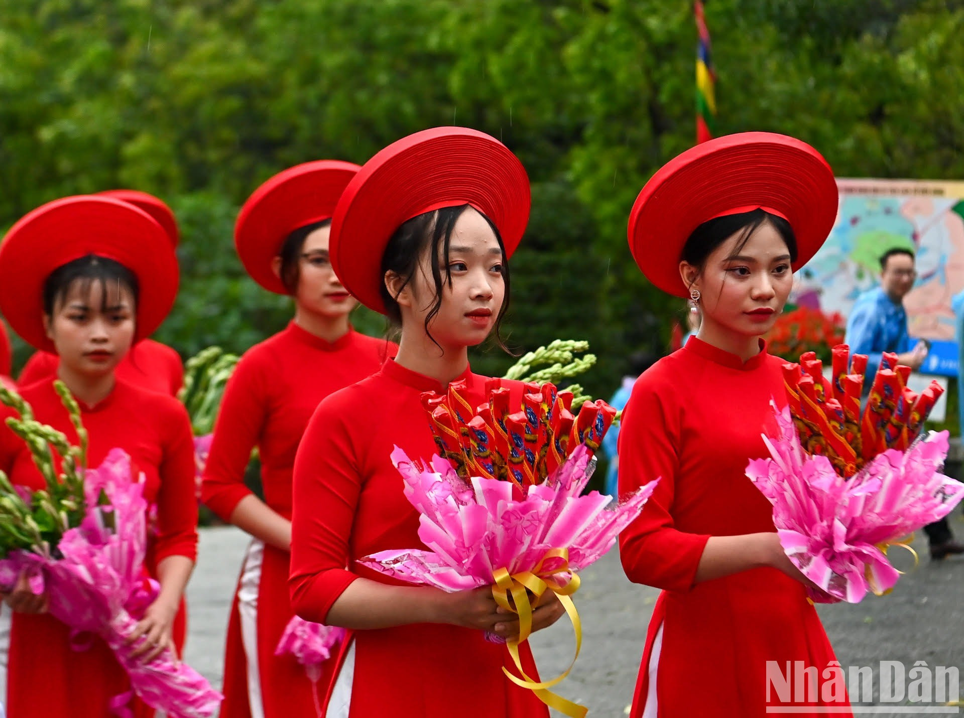 La flor es una de las ofrendas consagradas los Reyes Hung.