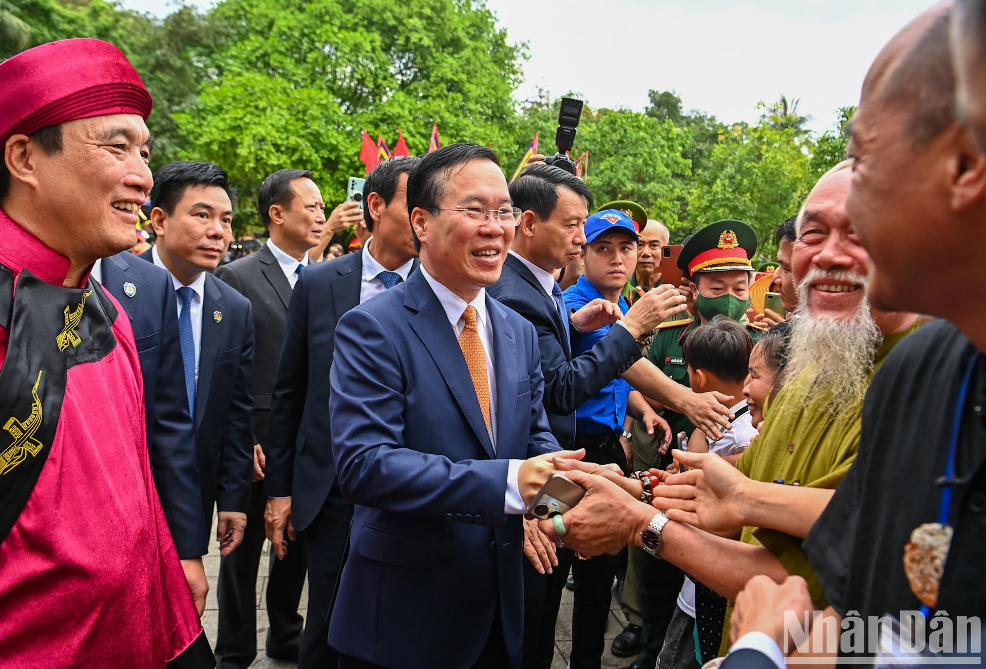 El presidente Vo Van Thuong habla con peregrinos al sitio