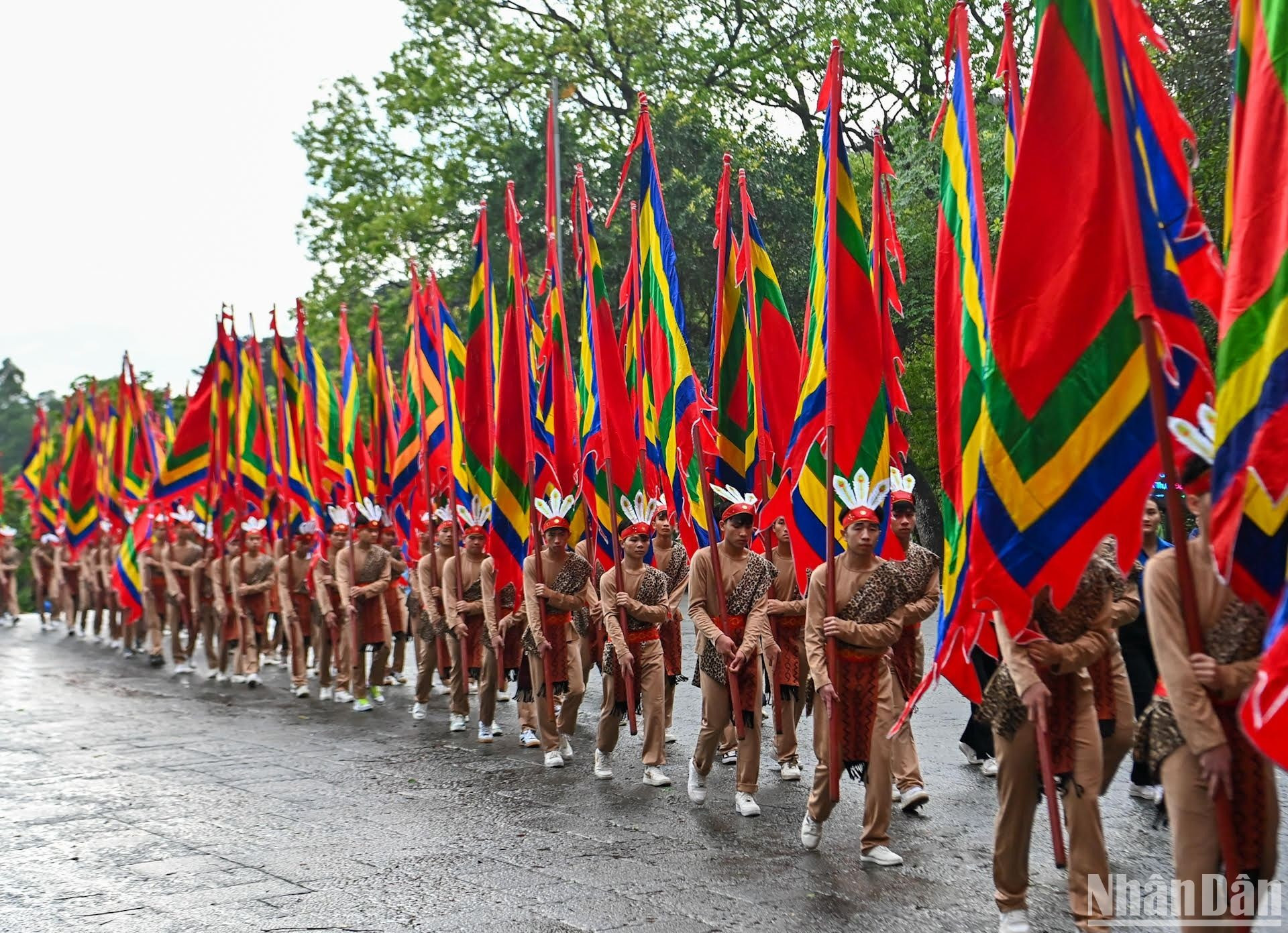 Integraban la procesión cien muchachos, que representan al tanto número de hijos del rey dragón del mar Lac Long Quan y el hada Au Co según la leyenda sobre el linaje de los vietnamitas. Todos se vestían a la usanza tradicional y portaban la bandera festiva.