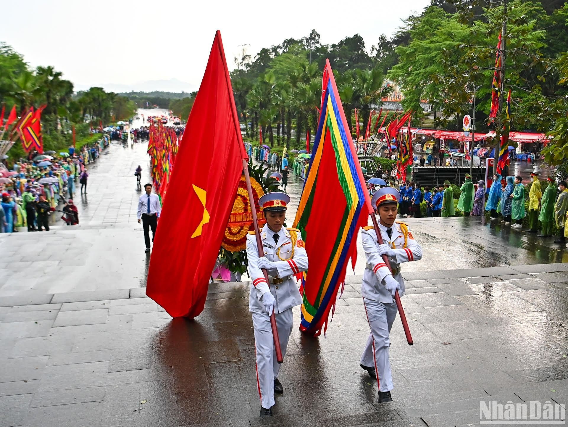 El cortejo partió a las 6:30 de la mañana hacia el Palacio de Kinh Thien, lugar del acto.