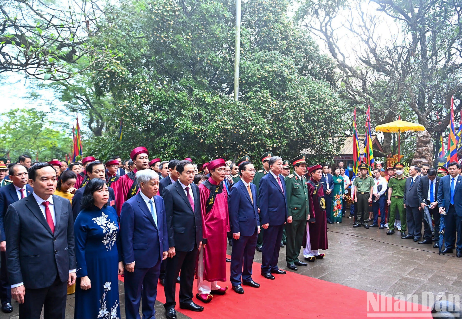 El jefe de Estado y sus acompañantes rinden homenaje a los legendarios monarcas.