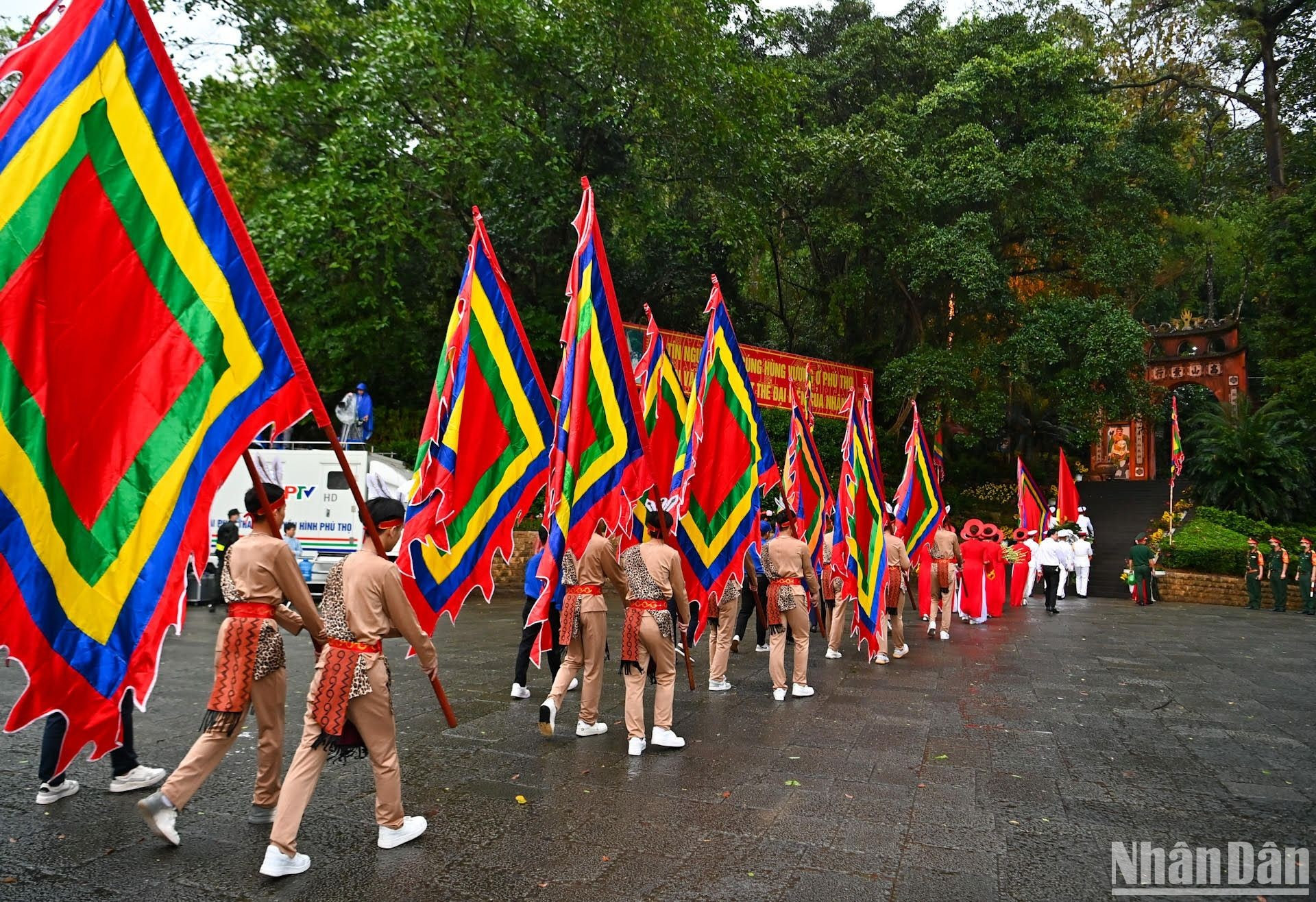 El recinto sagrado se asienta en la cima del monte de Nghia Linh.