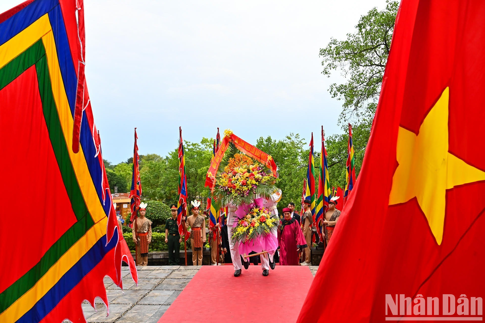 Posteriormente, la comitiva depositó una ofrenda floral como tributo al Presidente Ho Chi Minh y los caídos en defensa de la Patria, ante el bajorrelieve sobre el eminente líder y soldados nacionales instalado en el área del Sagrario Gieng.