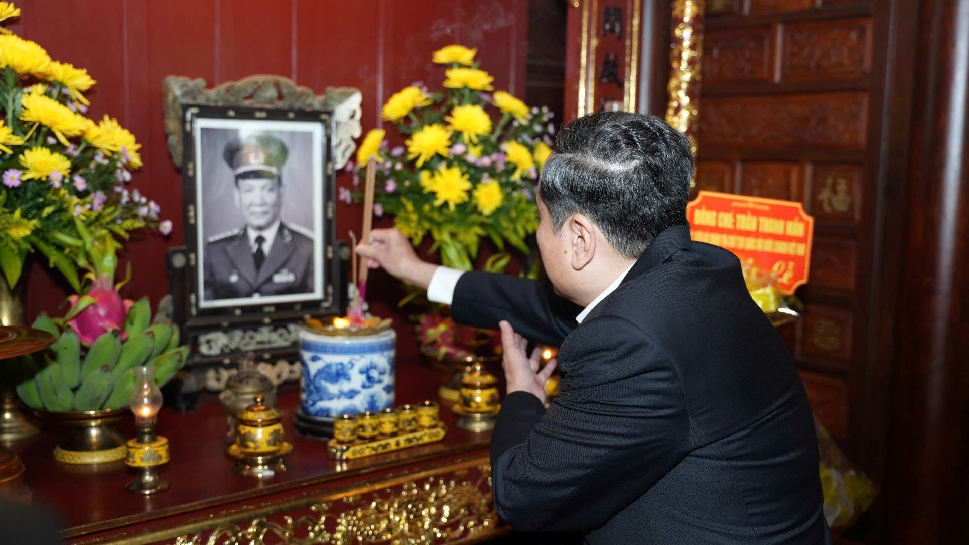 El presidente de la Asamblea Nacional, Tran Thanh Man, coloca inciensos en homenaje a los méritos del General Le Duc Anh en la causa de liberación nacional y construcción del país, así como para el Ejército Popular de Vietnam.