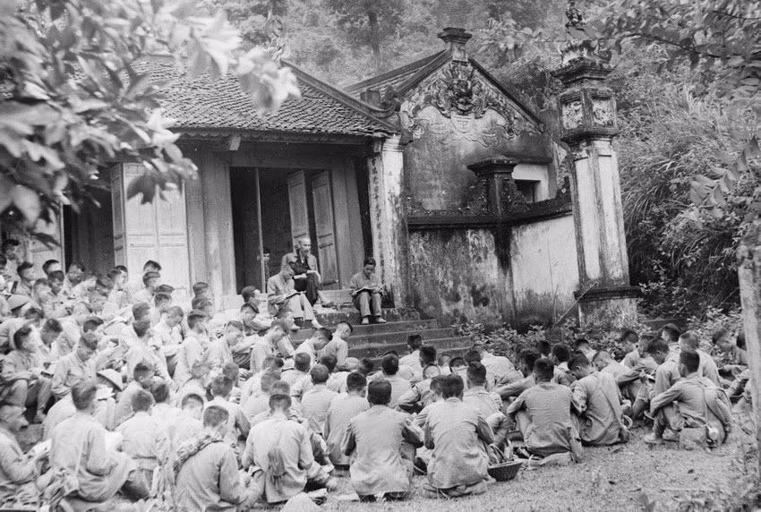 El Presidente Ho Chi Minh habla con oficiales y soldados del Ejército de Vanguardia en el Templo de los Reyes Hung, antes de que la unidad tomara la capital (provincia de Phu Tho, 19 de septiembre de 1954).
