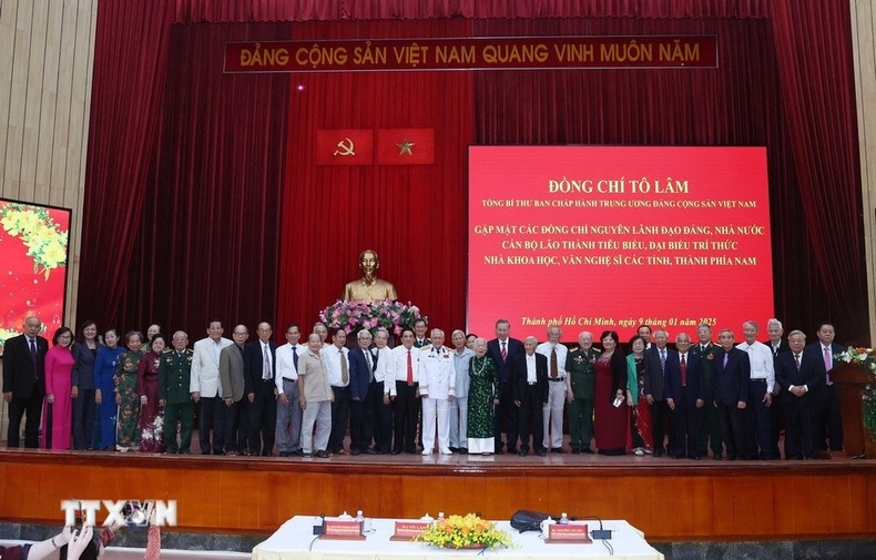 Los participantes posan para hacerse fotos.