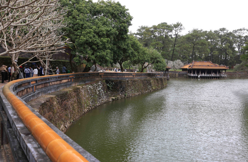 La tumba del rey Tu Duc (Khiem Lang) fue construida en el lado derecho de la colina de Canh Vong en la aldea de Thuy Ba, barrio de Thuy Xuan, ciudad de Hue. Este es el lugar de descanso de Tu Duc, el monarca con el reinado más largo de los 13 de la dinastía Nguyen. La tumba del rey Tu Duc (Khiem Lang) fue construida en el lado derecho de la colina de Canh Vong en la aldea de Thuy Ba, barrio de Thuy Xuan, ciudad de Hue. Este es el lugar de descanso de Tu Duc, el monarca con el reinado más largo de los 13 de la dinastía Nguyen.