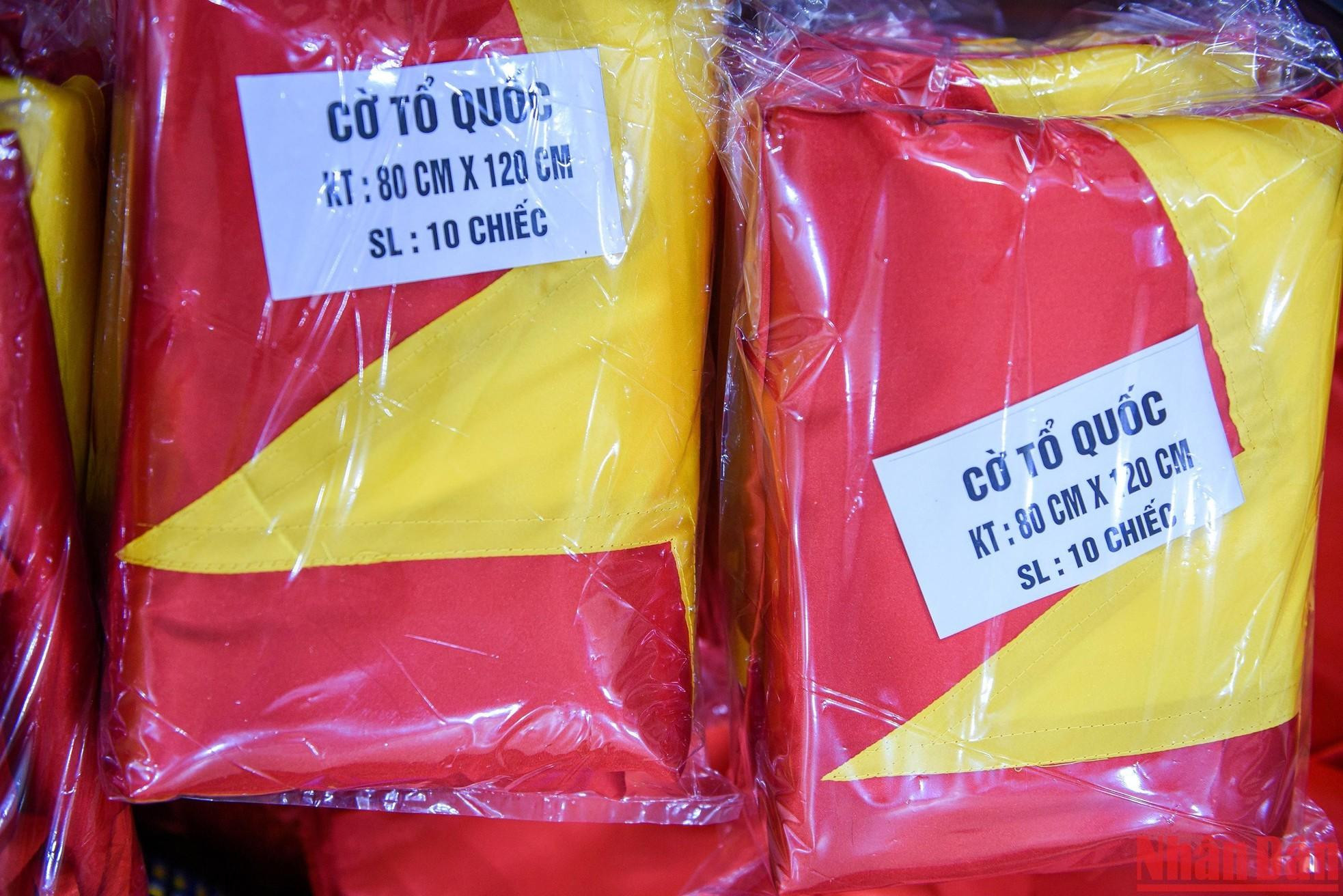 Bordar una bandera a mano le toma a Nhung casi dos días y hasta una semana a los inexperimentados. Cuesta de 25 a 42 dólares dependiendo del tamaño, mucho más que una cosida a máquina.