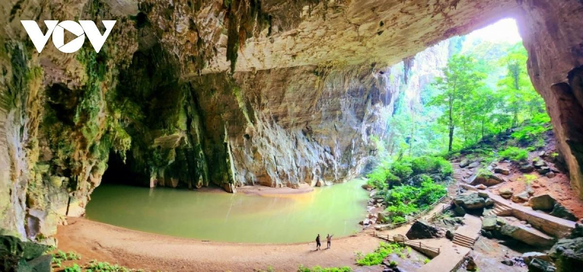 La cueva de Na Phoong, por la cual atraviesa el río Nam Cuong para verter en Ba Be. Este lugar es también una reliquia de la resistencia nacional contra los franceses. La cueva de Na Phoong, por la cual atraviesa el río Nam Cuong para verter en Ba Be. Este lugar es también una reliquia de la resistencia nacional contra los franceses.