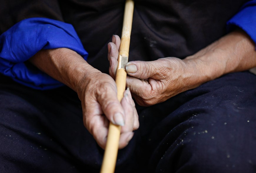 La etapa más difícil para hacer la flauta es la elaboración de las "lenguas de pollo".
