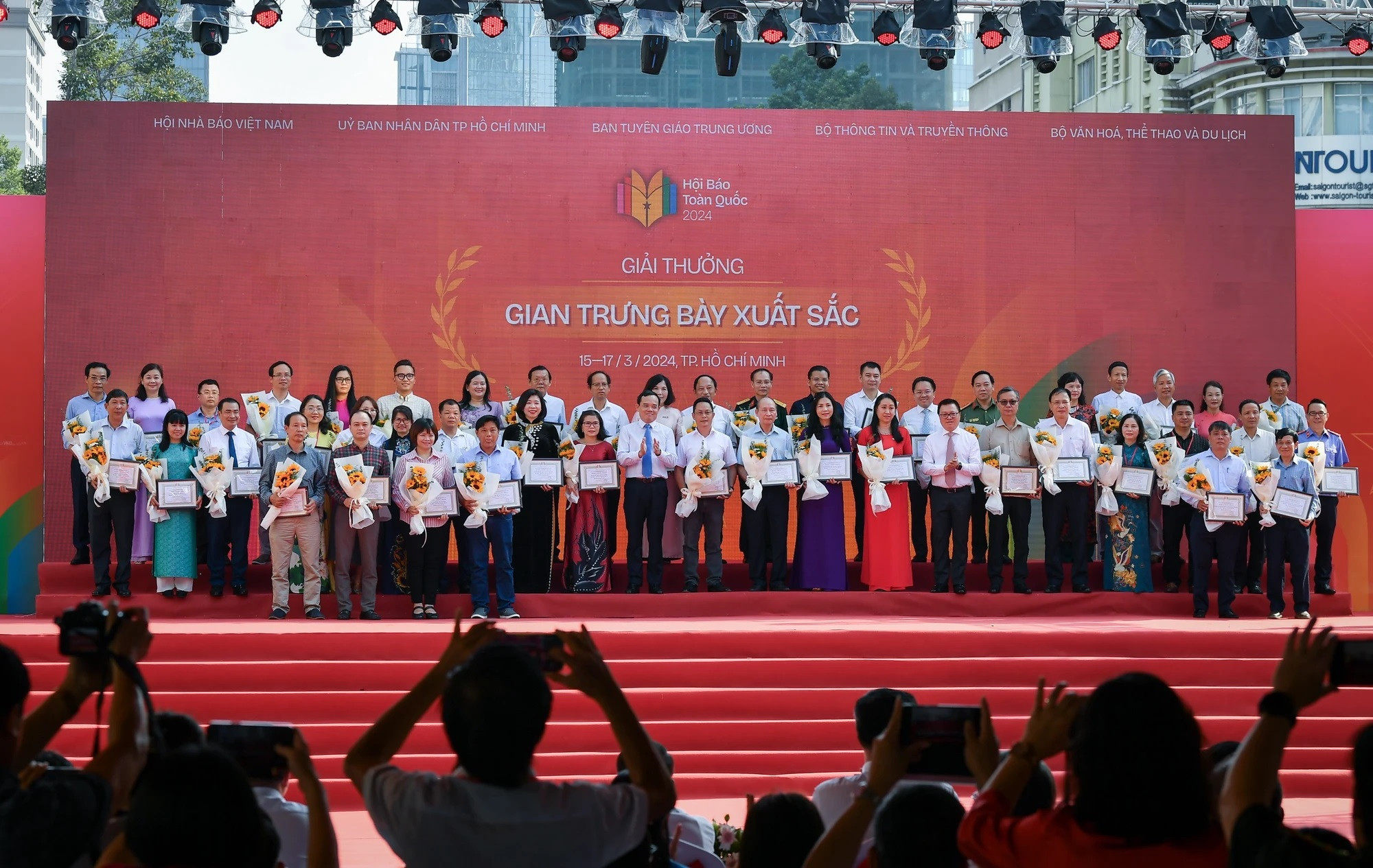 Fueron entregados 11 premios A, 29 B, 53 C y 88 de consolación en las categorías “Espacio de Exposición”, “Programa de Radio en ocasión del Tet (Año Nuevo Lunar)”, “Programa Televisivo en ocasión del Tet”, “Diseño del Portal en ocasión del Tet” y “Portada de la Publicación en ocasión del Tet”. Fueron entregados 11 premios A, 29 B, 53 C y 88 de consolación en las categorías “Espacio de Exposición”, “Programa de Radio en ocasión del Tet (Año Nuevo Lunar)”, “Programa Televisivo en ocasión del Tet”, “Diseño del Portal en ocasión del Tet” y “Portada de la Publicación en ocasión del Tet”.