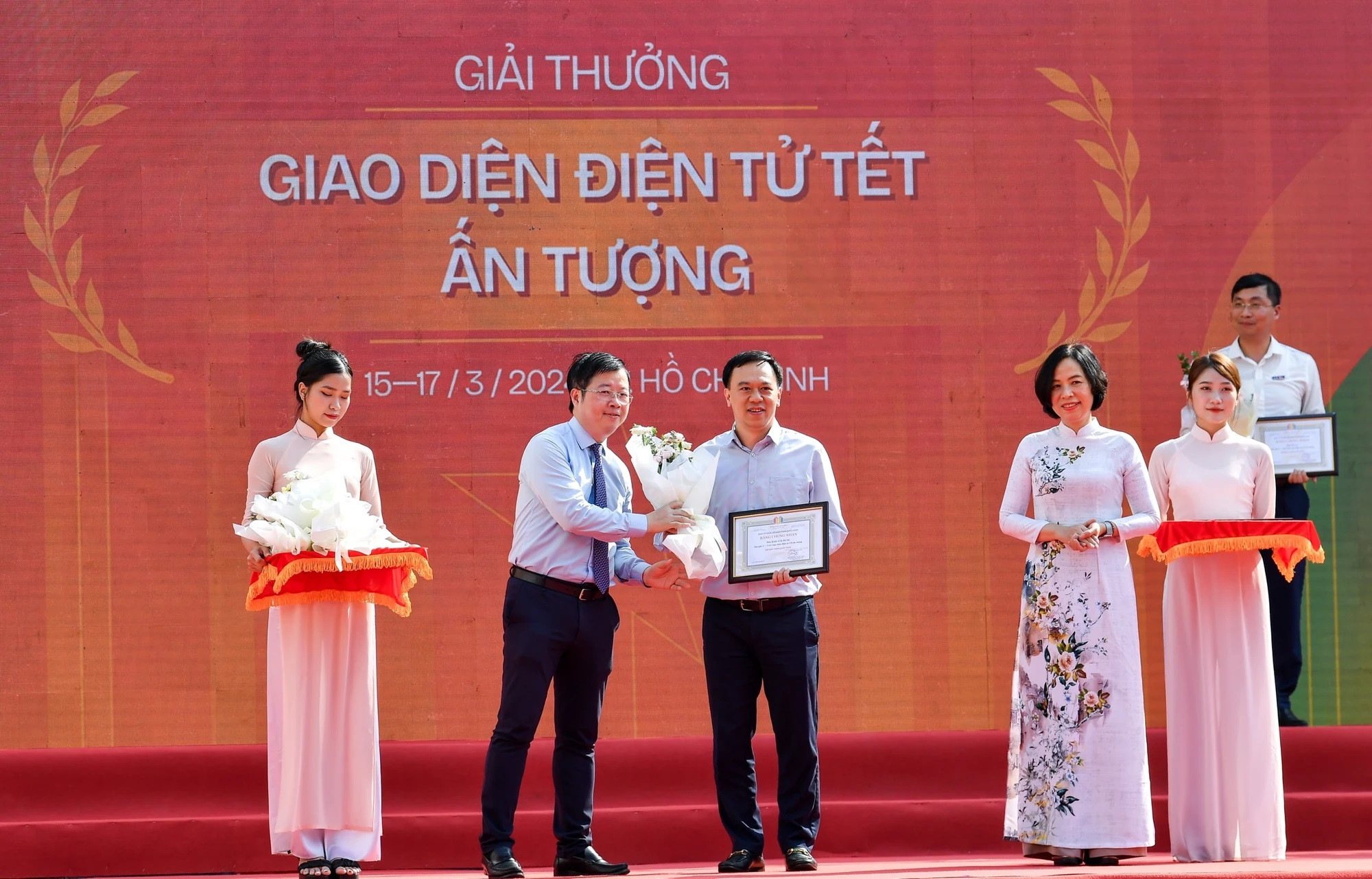 Entrega del premio “Diseño del Portal en ocasión del Tet”. Entrega del premio “Diseño del Portal en ocasión del Tet”.