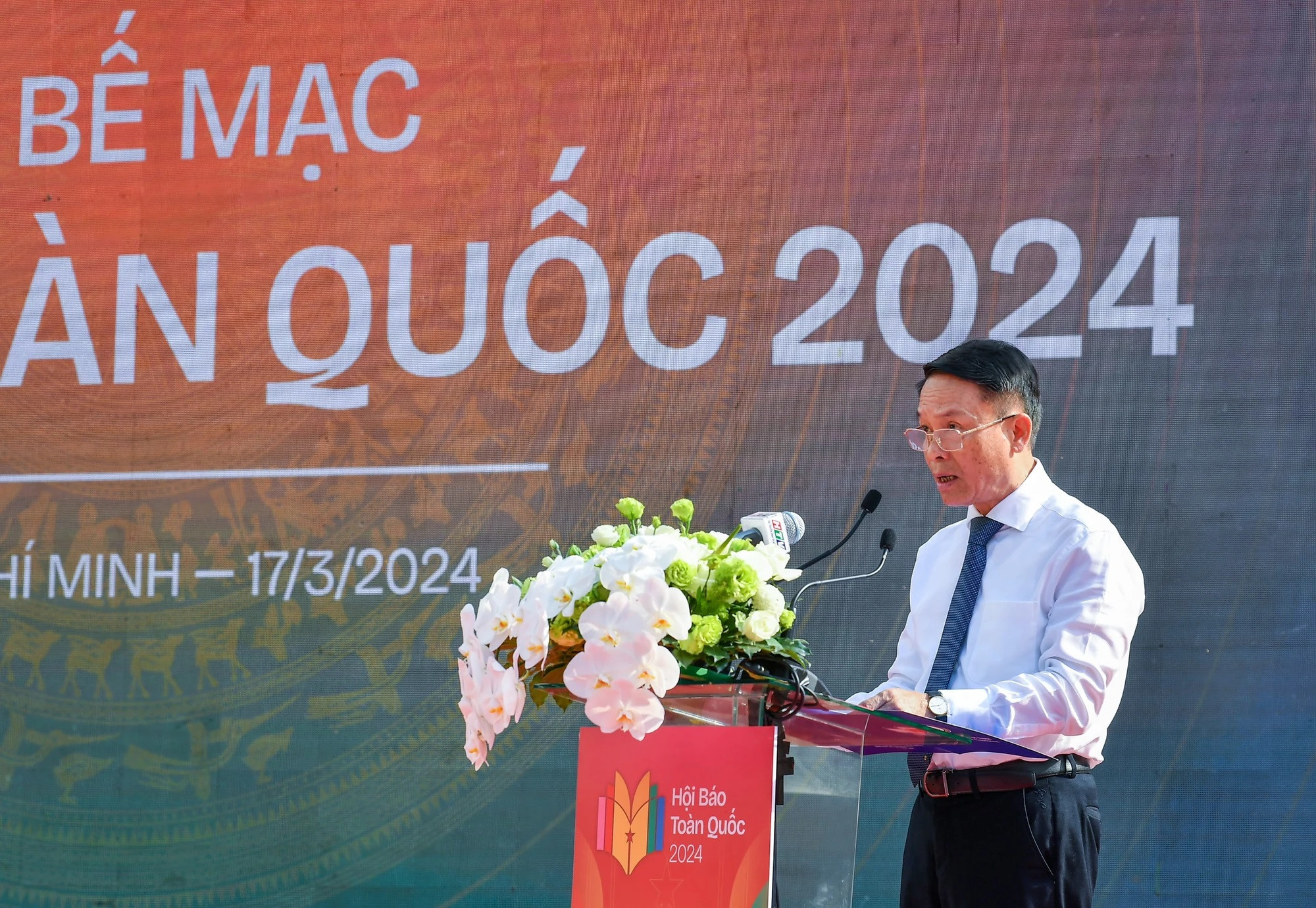 El vicepresidente permanente de la Asociación Nacional de Periodistas, Nguyen Duc Loi, pronuncia un resumen de las actividades en el Festival de 2024. El vicepresidente permanente de la Asociación Nacional de Periodistas, Nguyen Duc Loi, pronuncia un resumen de las actividades en el Festival de 2024.
